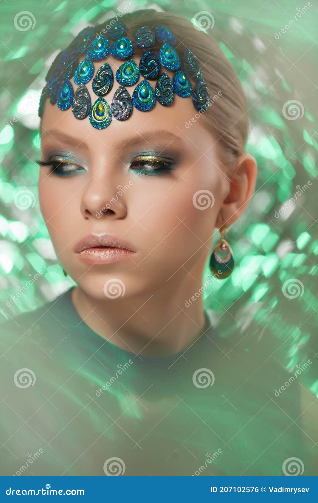 mulher bonita caucasiana com maquiagem multicolorida e olhos