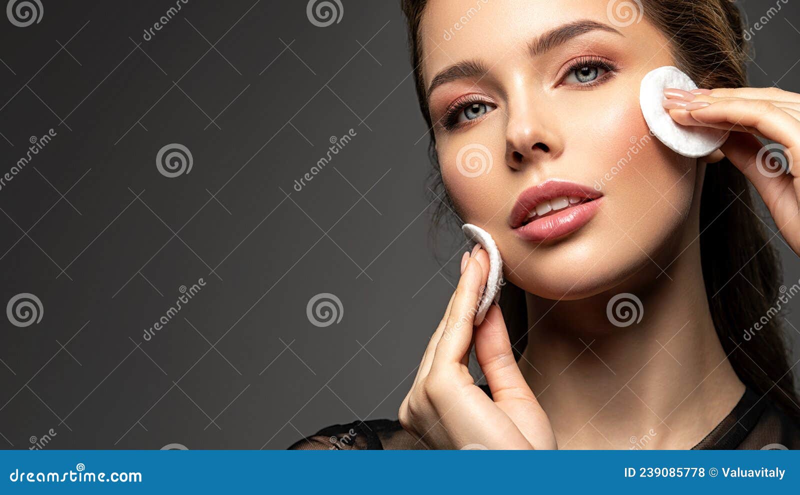 Maquiadora Ou Estilista Aplica Pólvora-sombra Ou Sombras às Pálpebras Do  Modelo Feminino. Classe Mestre Ao Aplicar Makeup Foto de Stock - Imagem de  cara, modelo: 267240320