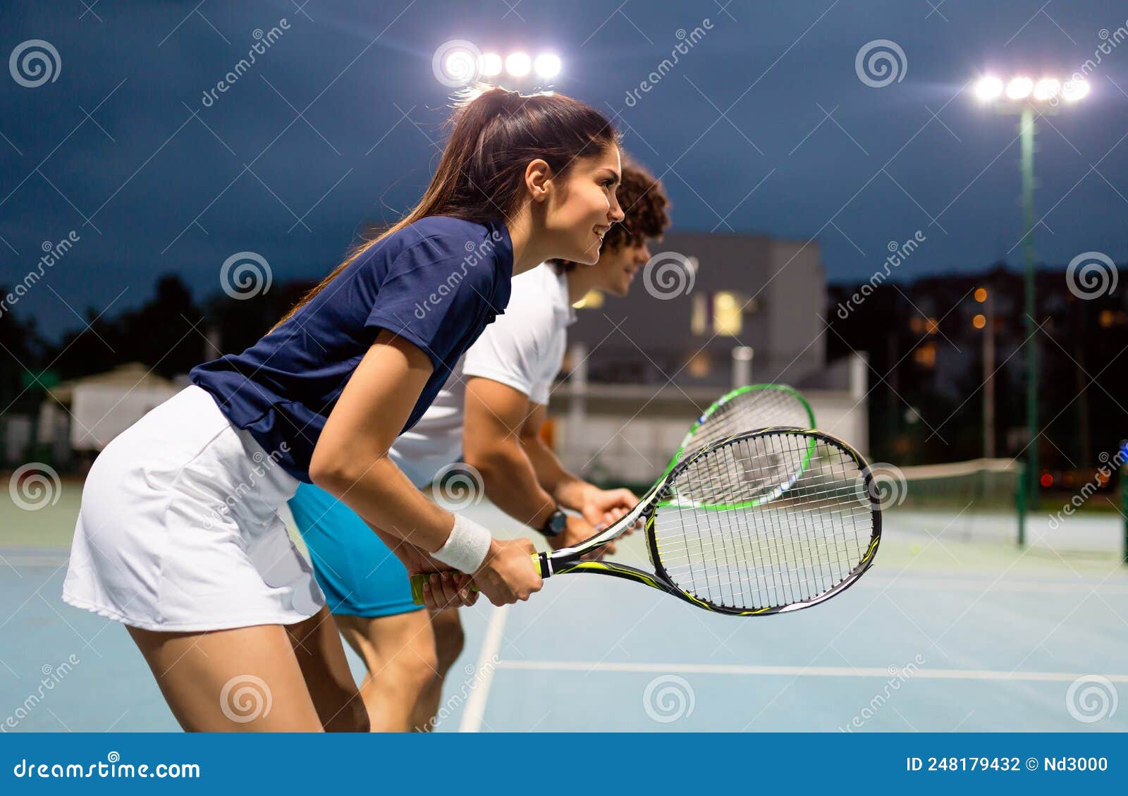 Jovem negro sorridente e feliz praticando esportes, jogando