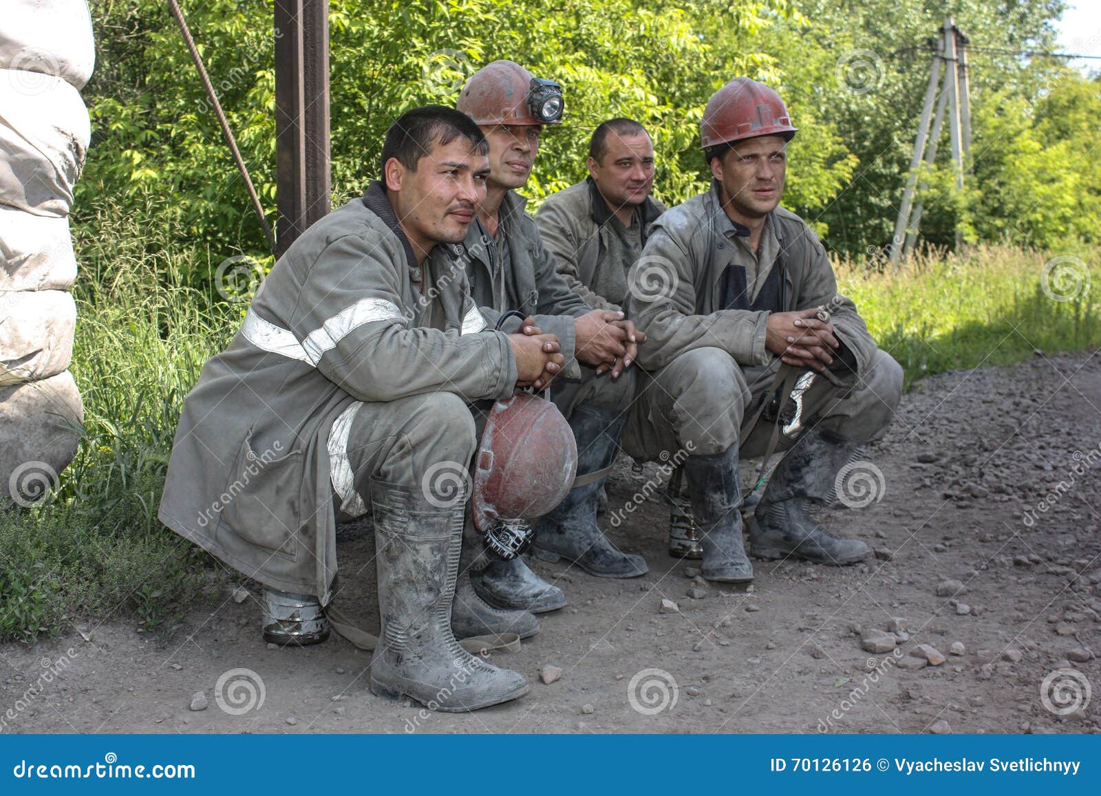 рабочий после смены. фотопортреты рабочих. шахтер в забое. шахтеры после смены. шахтер с цветами.