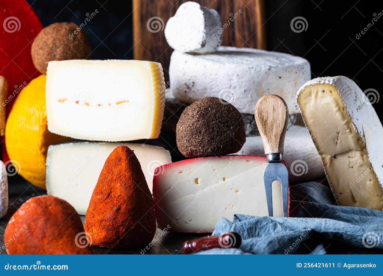 Belper Knolle. Assortiment De Fromage. Couteau Fromage. Produit Biologique.  Poivre Noir. Amuse-gueule Italien. Image stock - Image du brun, nourriture:  256421611