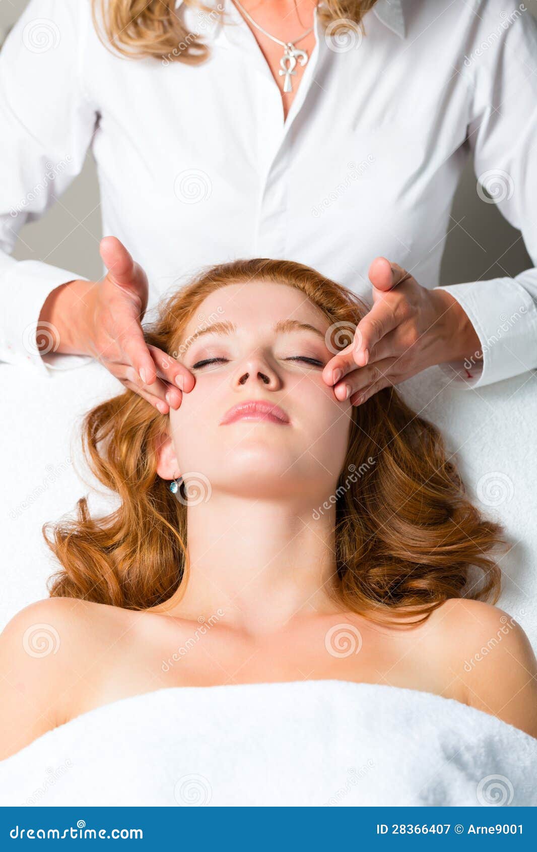 Bem-estar - mulher que obtem a massagem principal nos termas. Bem-estar - mulher que obtem a massagem nos termas, é uma massagem para a cabeça ou a face