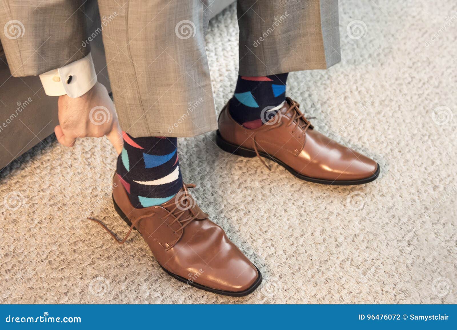 Bemannen Sie Das Setzen Auf Braune Abendschuhe In Formelle Kleidung Mit Bunten Socken Stockfoto Bild Von Kleidung Braune