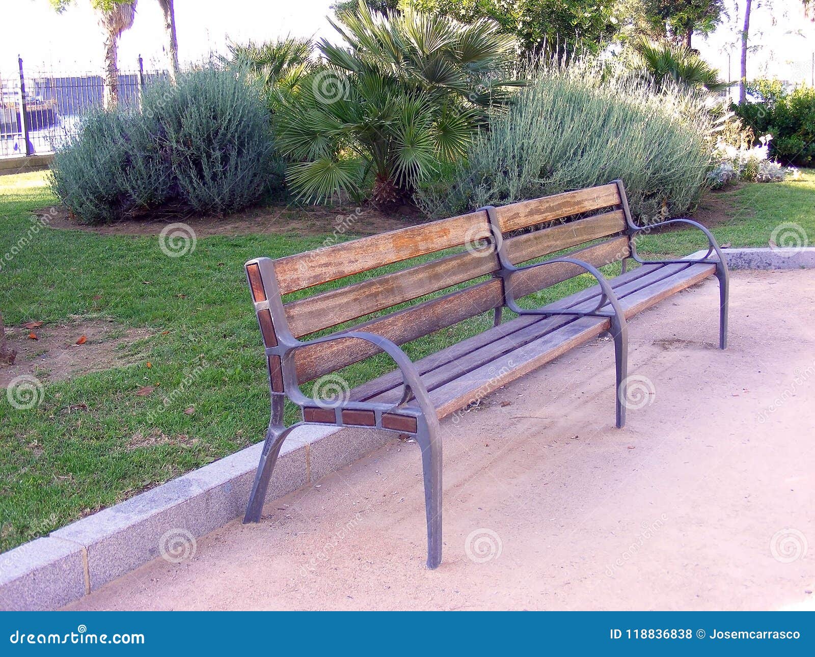 Bench Para Sentarse En El Parque Foto de archivo Imagen de tierra