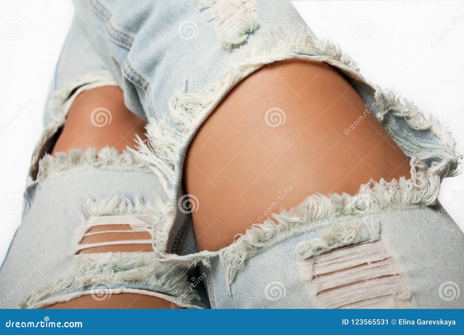 Benen In Gescheurde Jeans Stock Afbeelding Image Of Draad 123565531