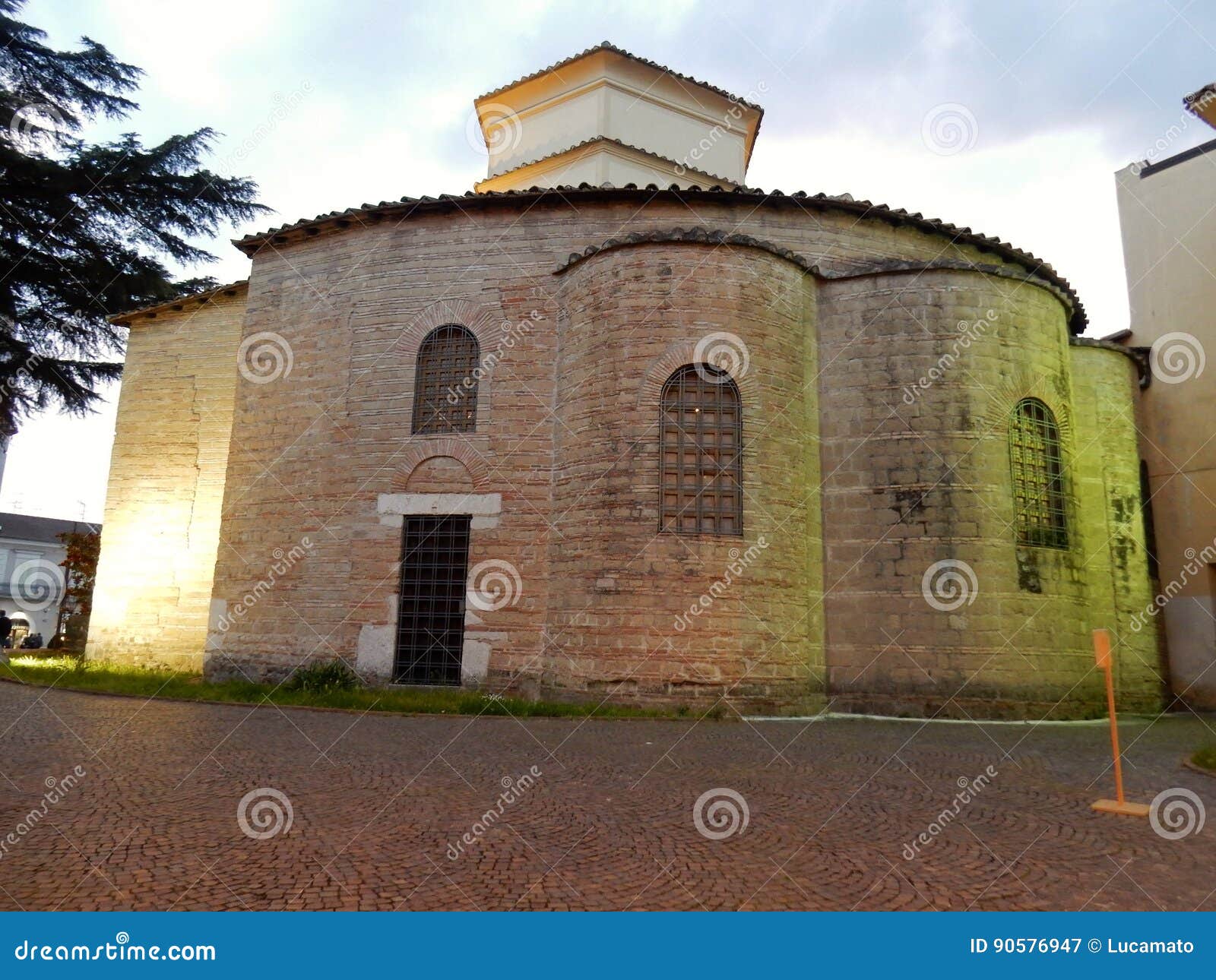Benevento - ábside De La Iglesia De Santa Sofia Imagen de archivo - Imagen de iglesia, azotea: 90576947 Benevento - ábside De La Iglesia De Santa Sofia Imagen de archivo - Imagen de iglesia, azotea: 90576947