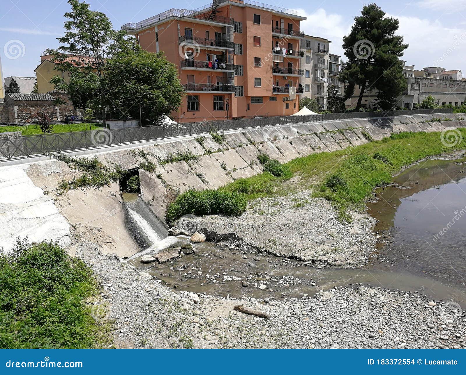 benevento - scarico urbano nel fiume sabato