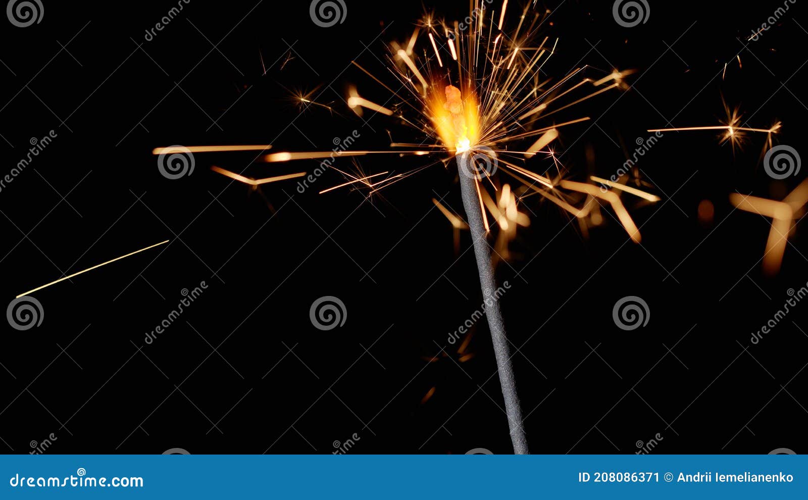 Nombrar Dirección hogar Bengala Fuego Año Nuevo Velas Chispeantes Luces Encendidas En Un Fondo  Negro Cámara Lenta Imagen de archivo - Imagen de aislado, flama: 208086371
