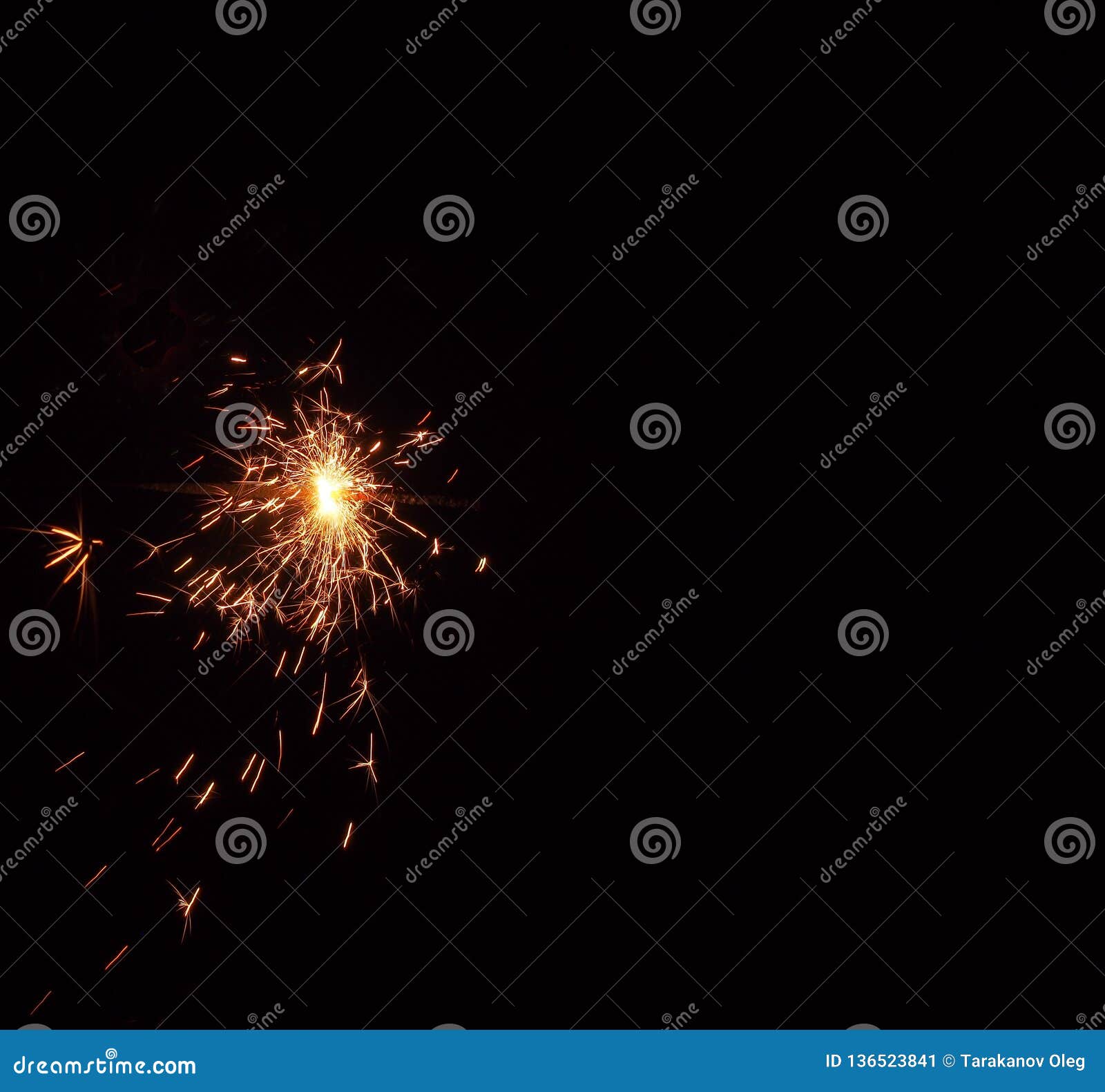 Bengalas En La Oscuridad Una Gavilla De Chispas Y De Fuego Brillantes  Imagen de archivo - Imagen de llamas, hermoso: 136523841