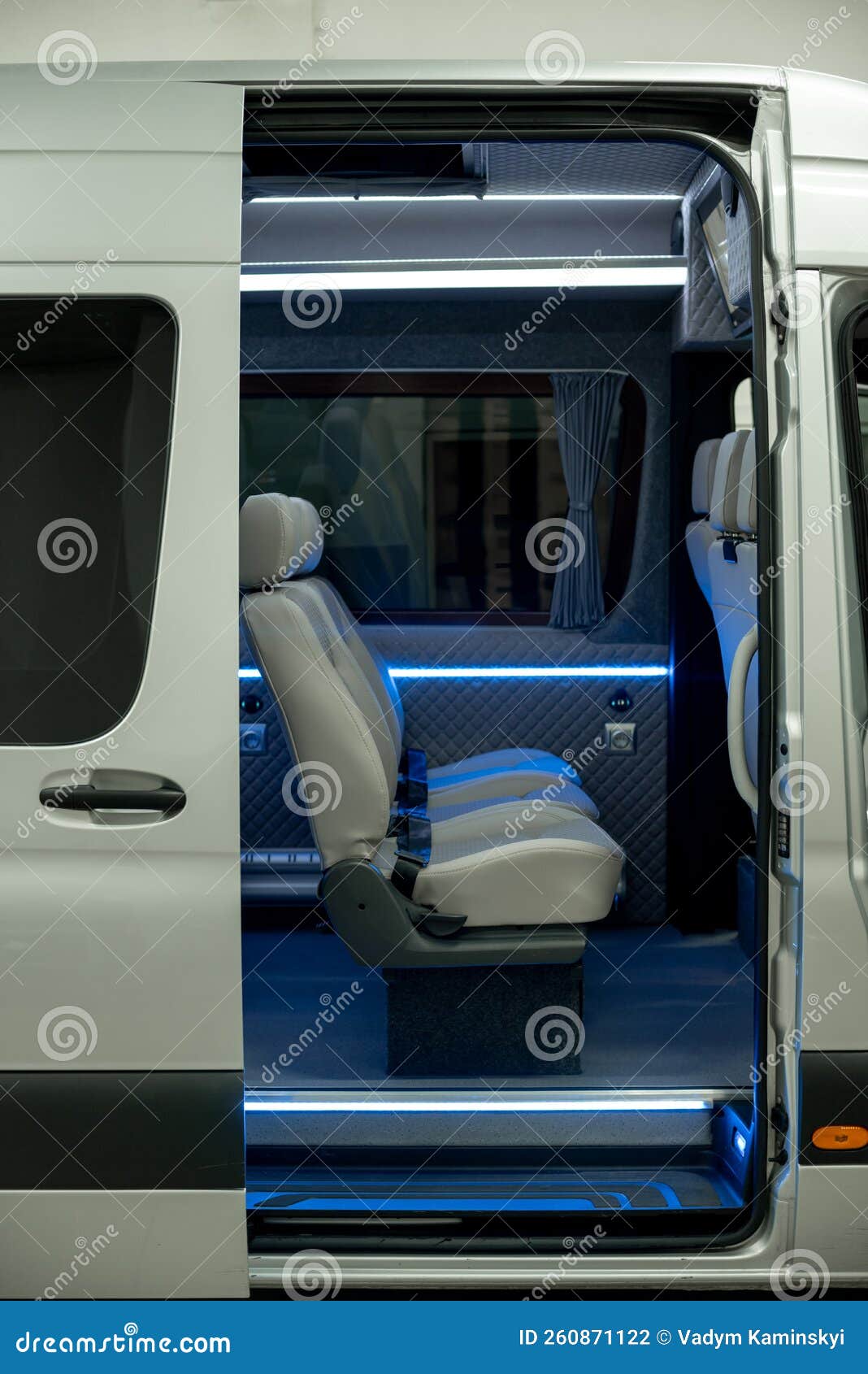 Bequemer Innenraum Mit Sitzpolster Stockfoto - Bild von elegant, schön:  260871122