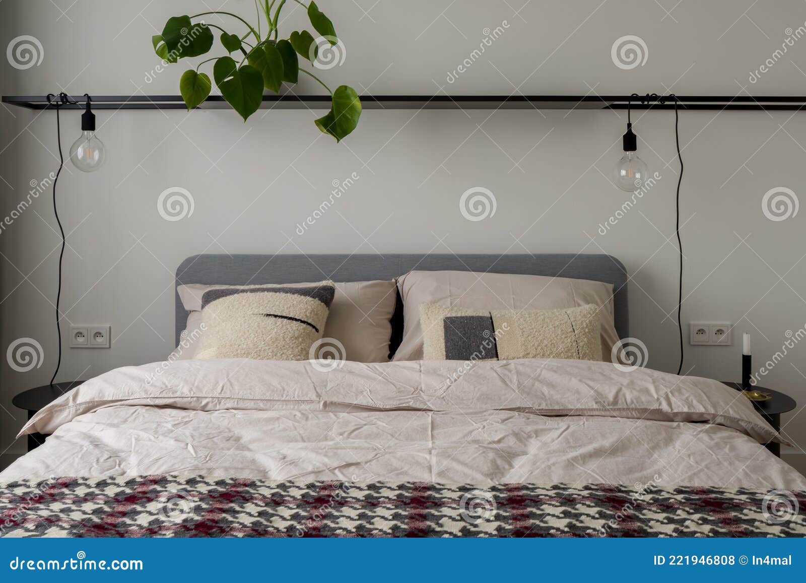 Bequemes Bett Im Einfach Eingerichteten Schlafzimmer Stockfoto ...