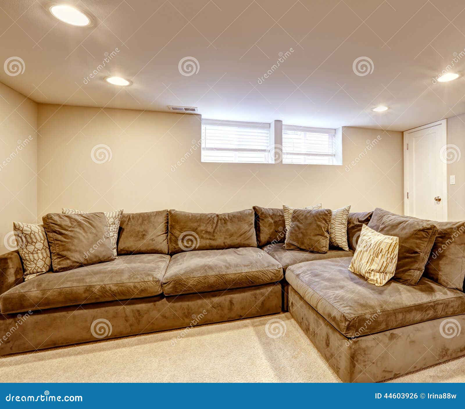 Bequemes Braunes Sofa Mit Kissen Stockfoto Bild Von Braunes Kissen