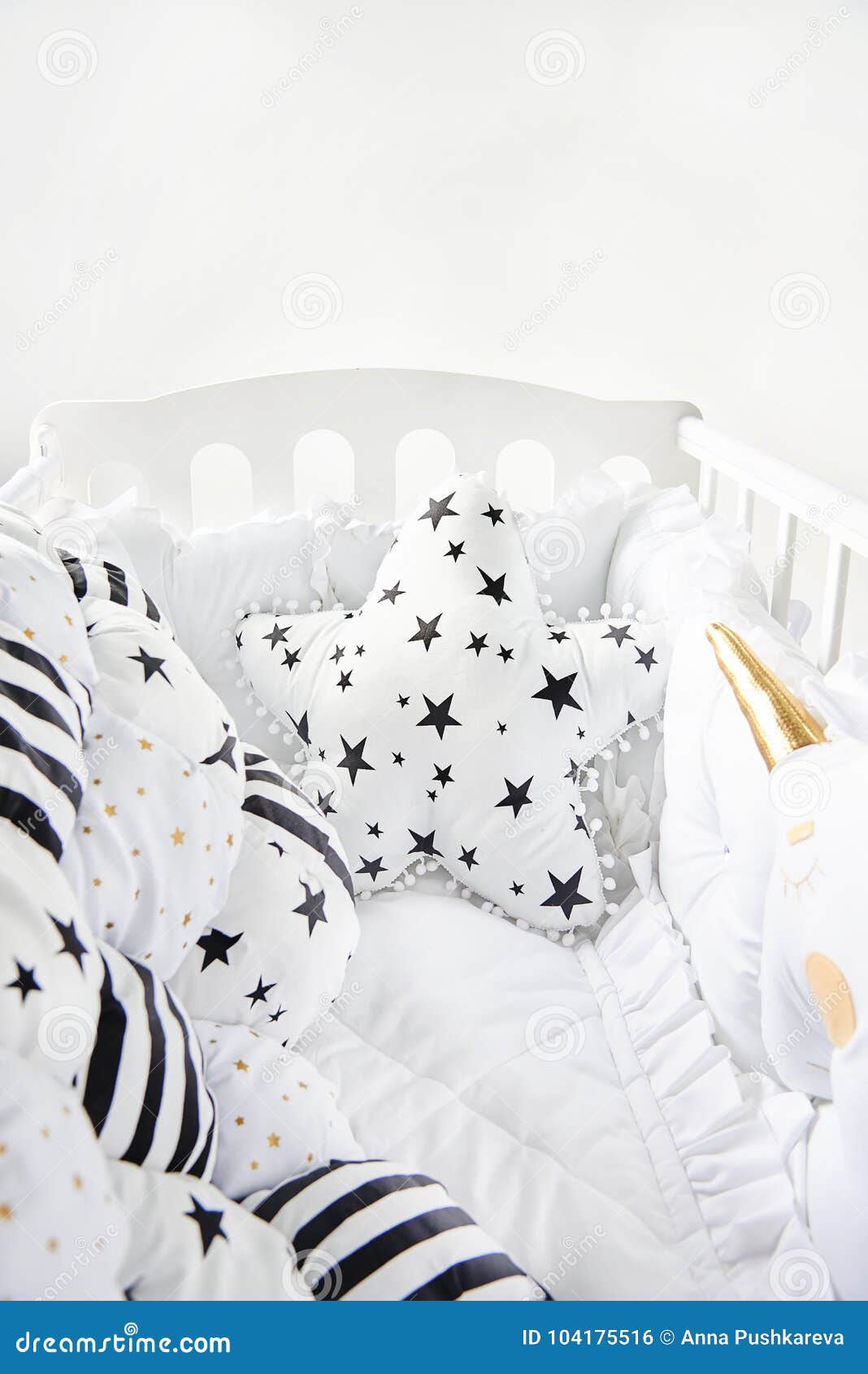 Berceau De Bébé Confortable Avec La Couverture En Forme D'étoile D