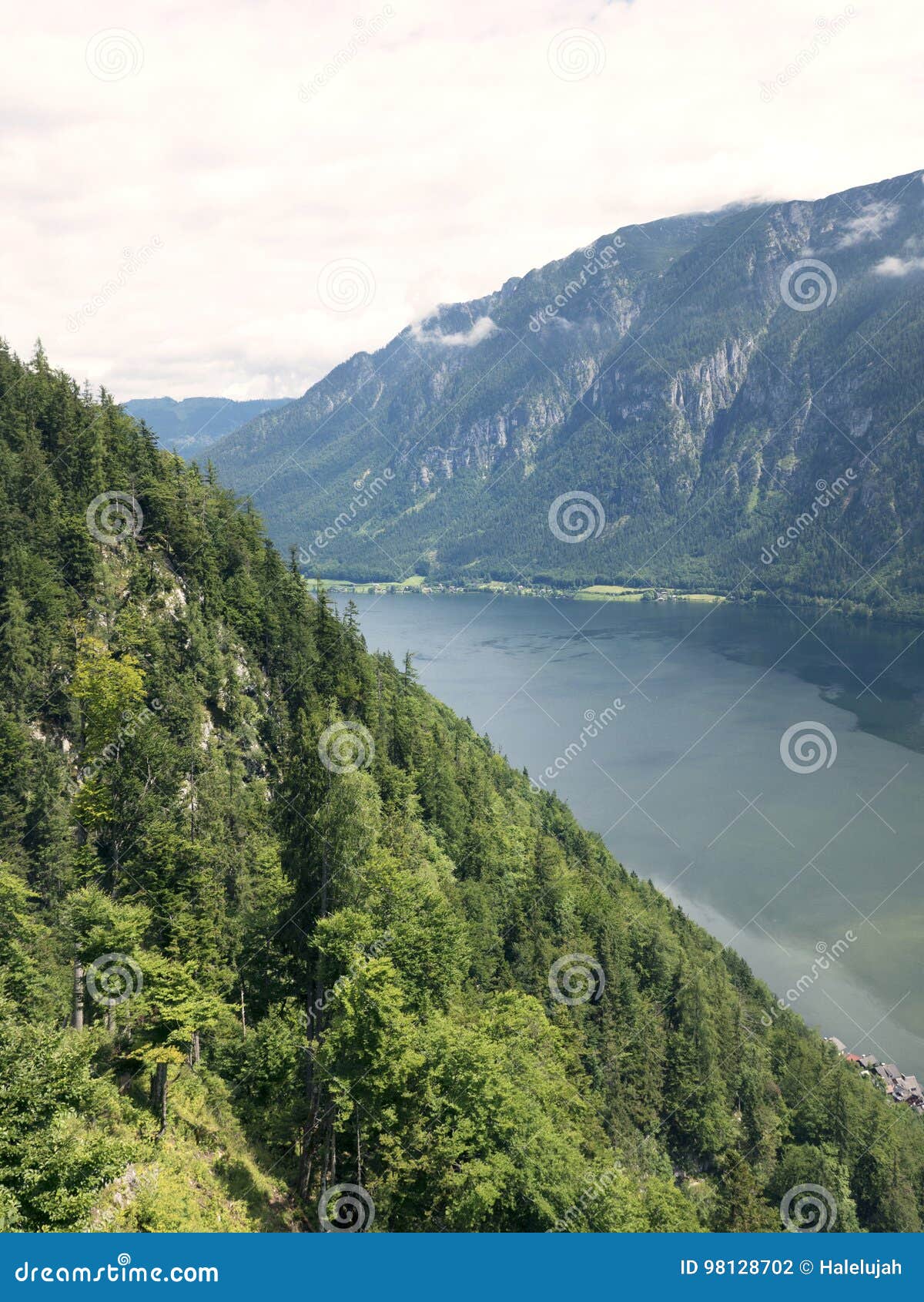 Berg sjö, alpin massiv, härlig kanjon i Österrike Alpin dal i sommar, frikändvatten Sund jungfrulig bergnatur, destination för att fotvandra som simmar semester Salzburg Hallstatt landskap