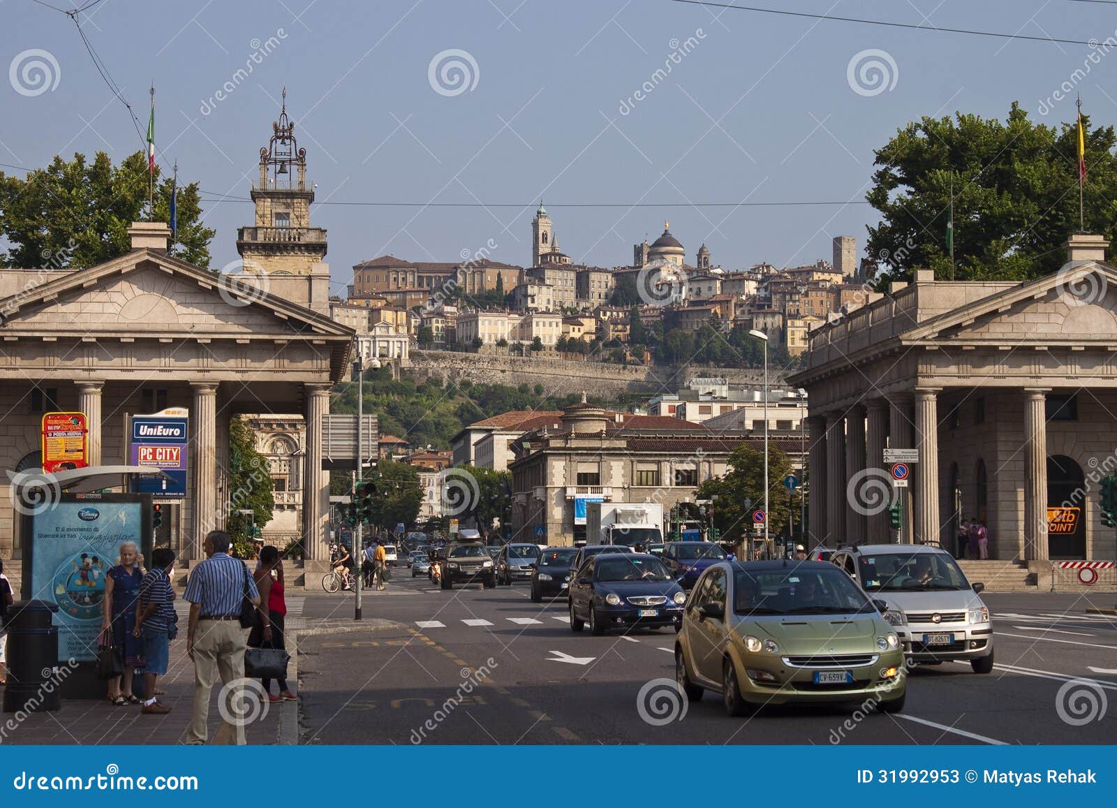 BERGAMO - JULI 21: Straatverkeer op 21 Juli, 2010 in Bergamo, Italië. Bergamo is een stad in Lombardije, ongeveer 40 km ten noordoosten van Milaan. Het is naar huis aan meer dan 120.000 inwoners.
