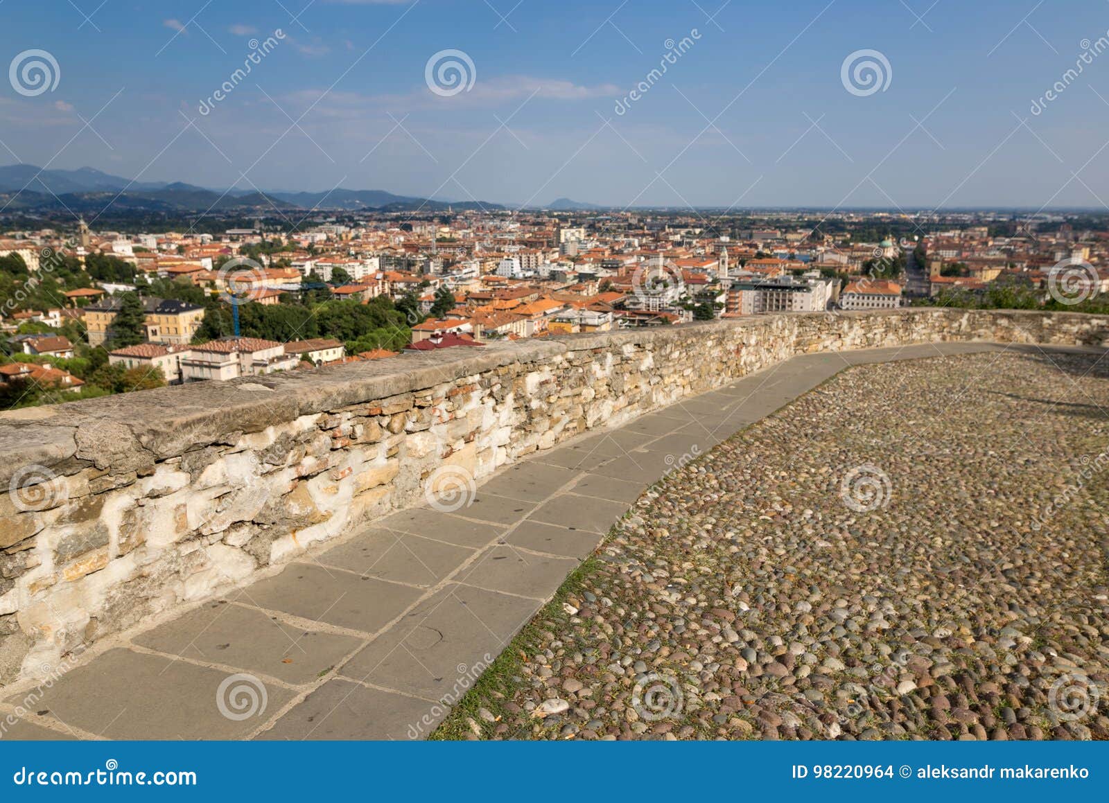 Bergamo, Italia - 18 agosto 2017: Vista panoramica della città di Bergamo dalle pareti del castello