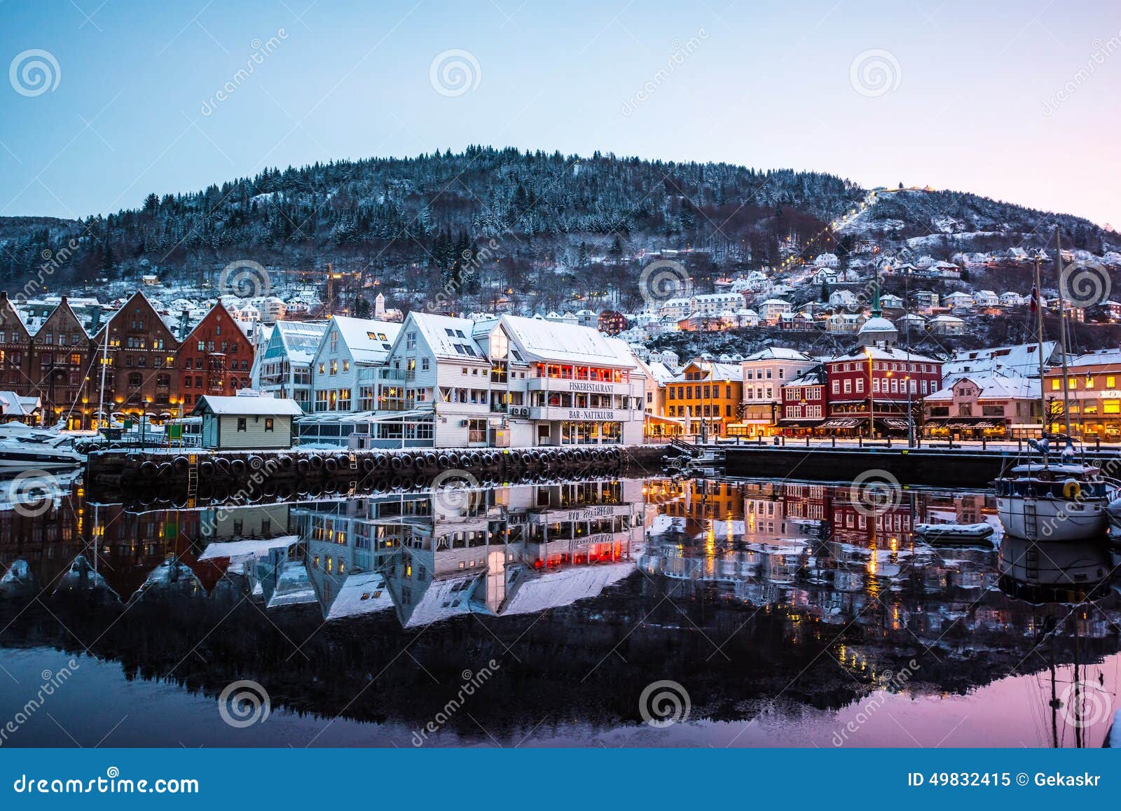 Bergen, Noruega - 27 de dezembro de 2014: Rua famosa de Bryggen com as casas coloridas de madeira em Bergen no Natal, Noruega
