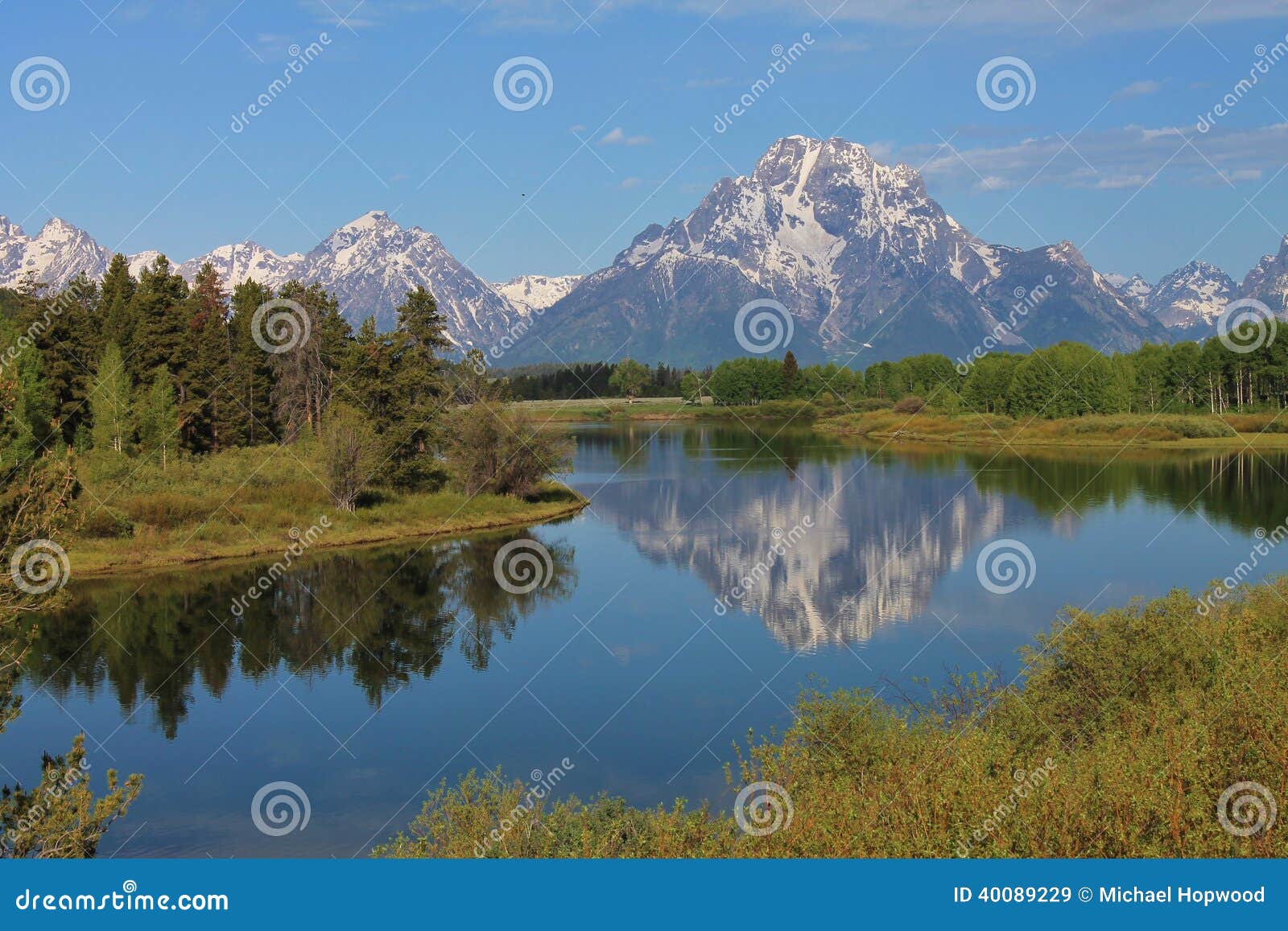 Bergen in Water Worden Weerspiegeld Dat Stock Afbeelding Image of