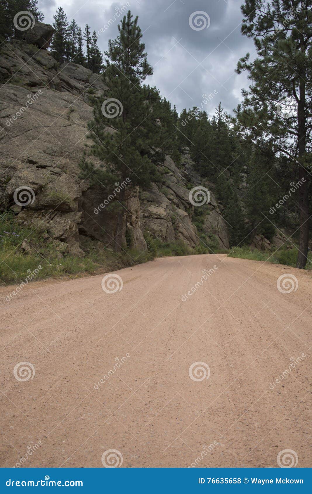 Bergweg, grint. Een mening van een weg van het de berggrint van Colorado rotsachtige