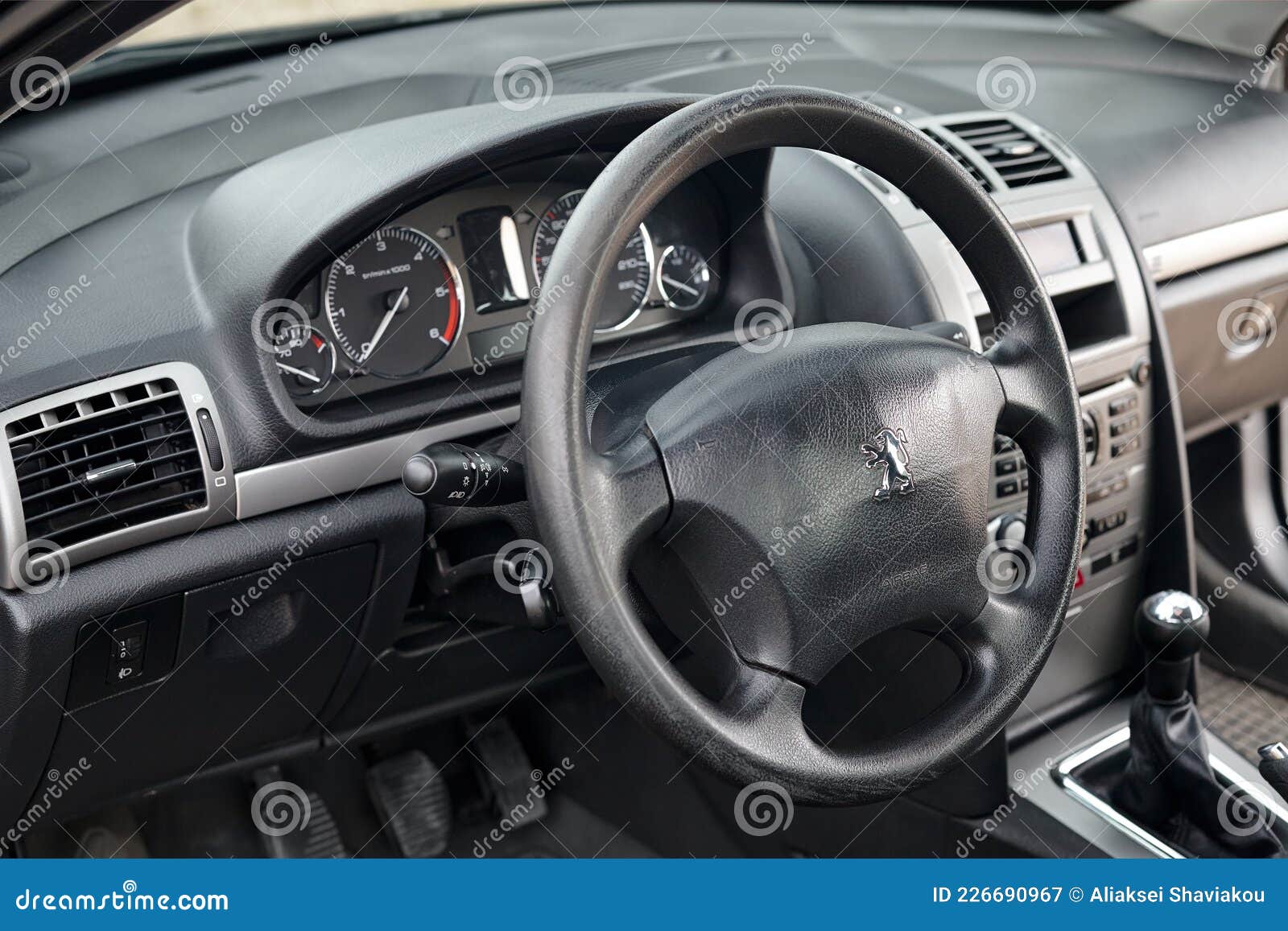 Berlín - Abril 2014: Peugeot 407 2003-2010 sedan pre-facelift