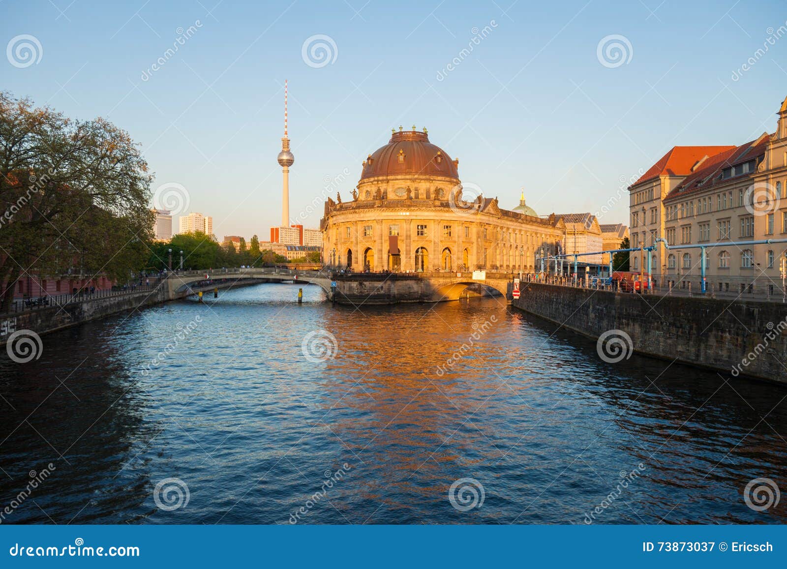 Berlin Bode Museum redactionele fotografie. Image of ligplaats - 73873037