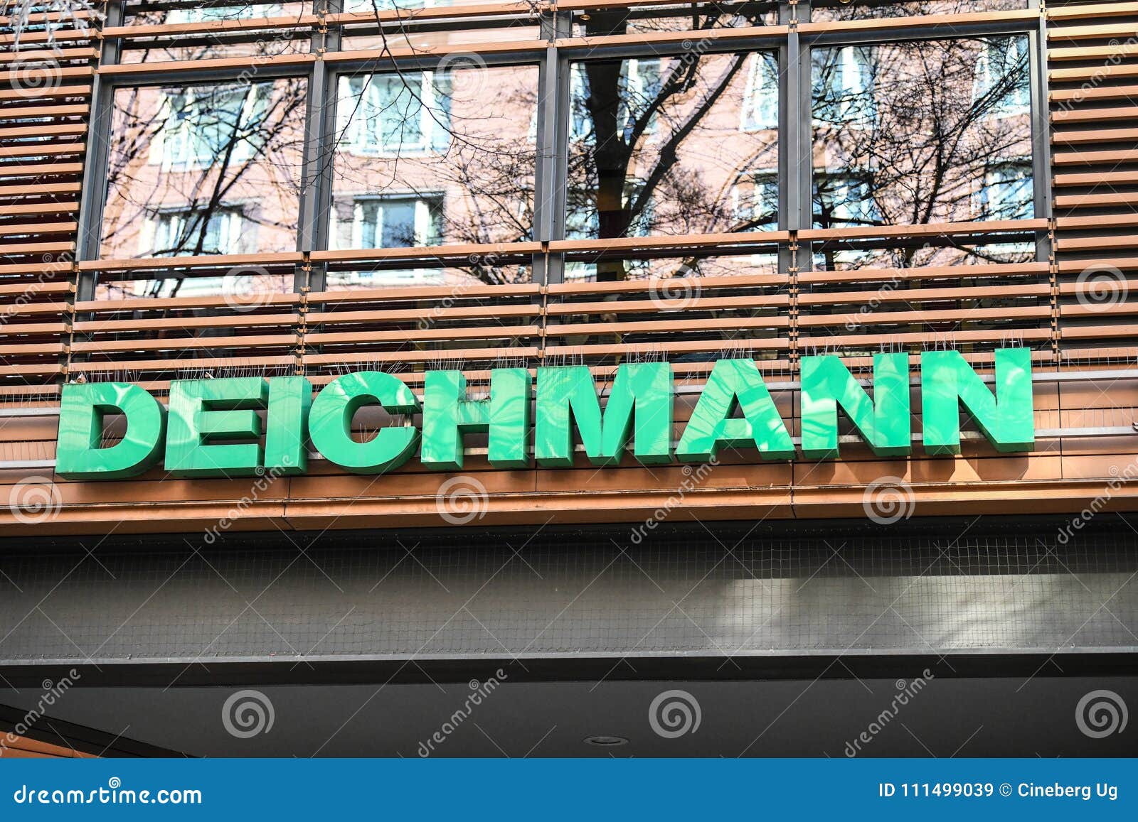 Estate Halvkreds Picasso Deichmann shoe store editorial stock image. Image of business - 111499039