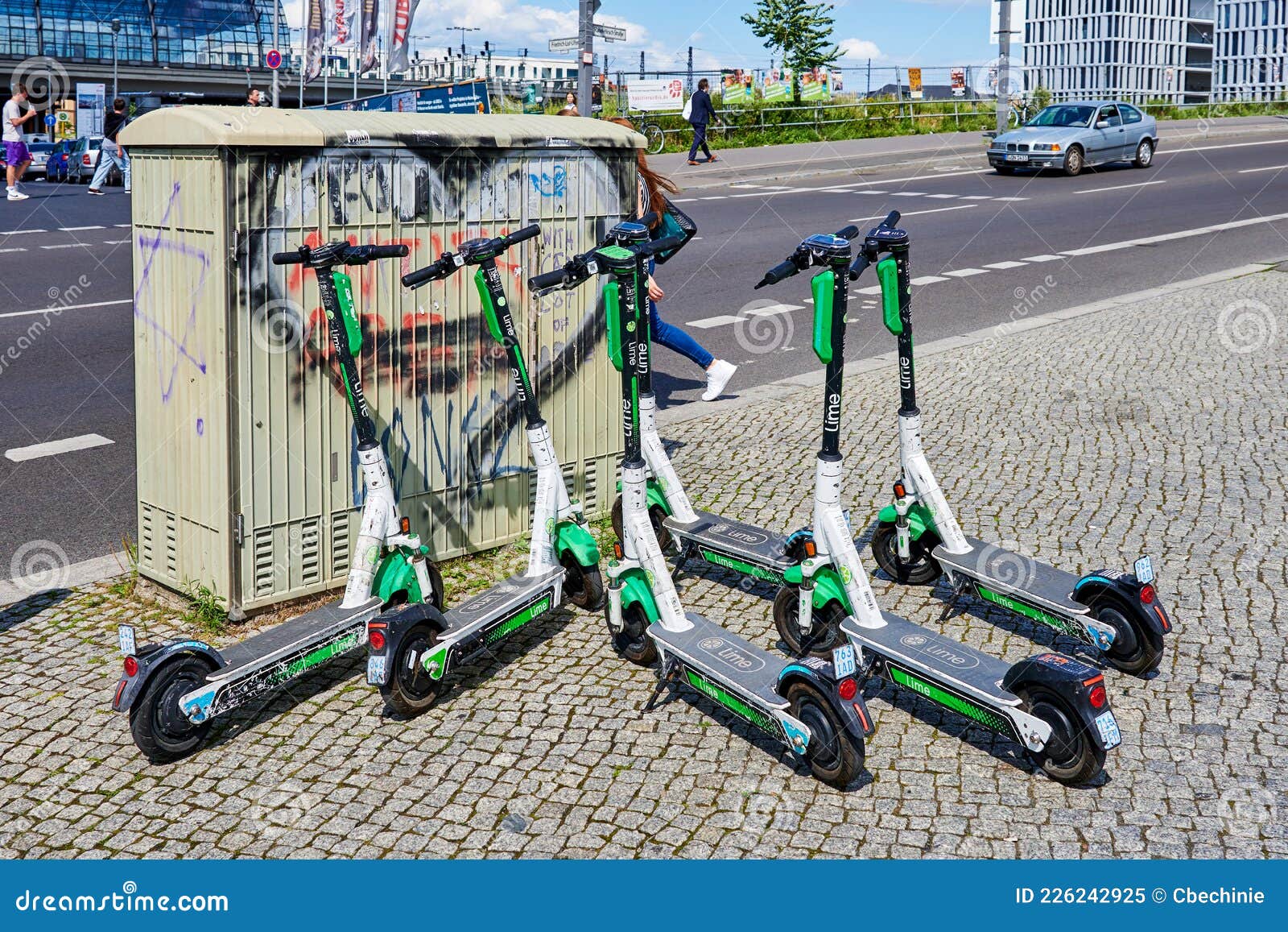 blod Regeneration Nedsænkning Scooter with Electric Drive for Rent in Berlin Editorial Image - Image of  lime, city: 226242925