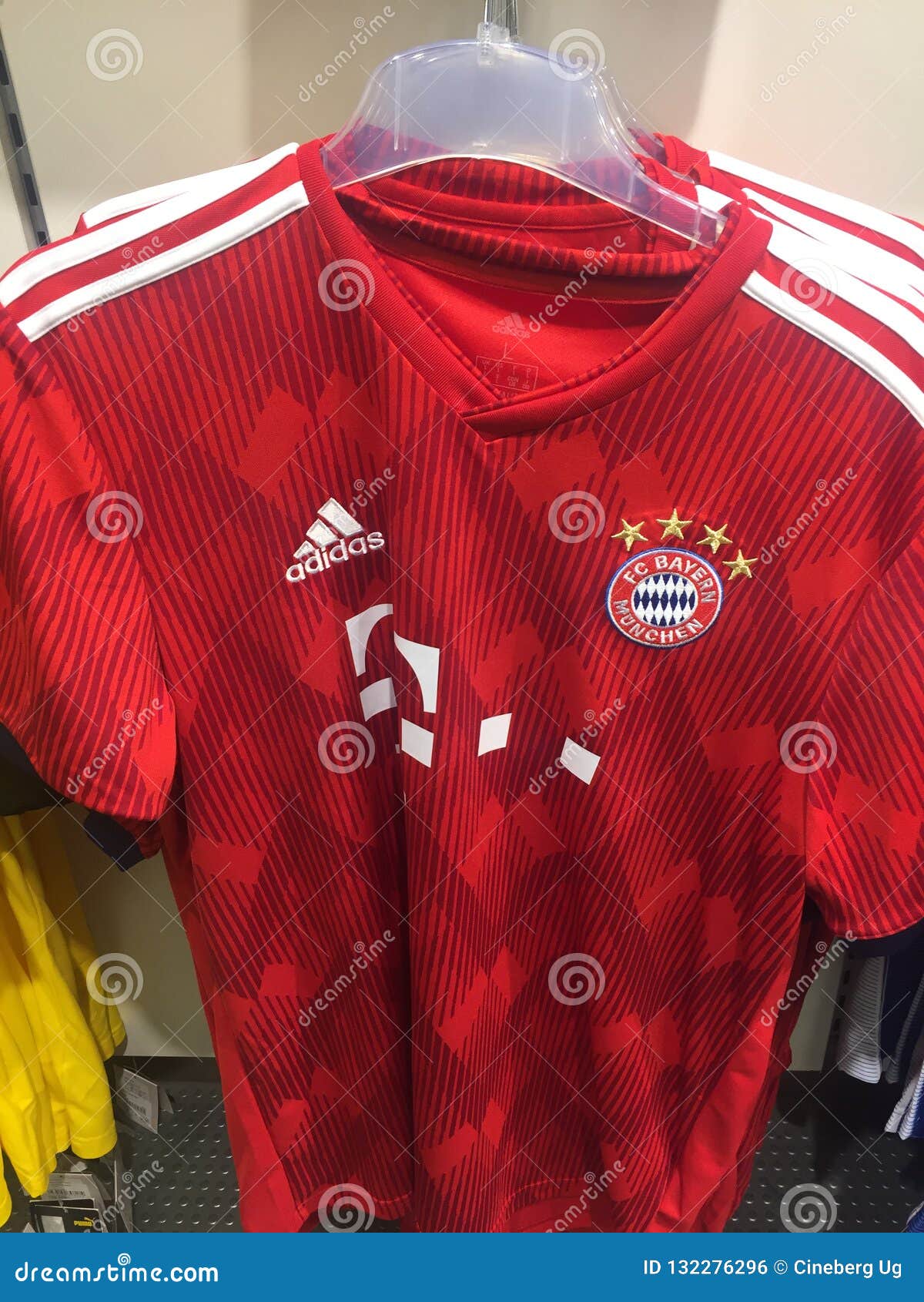 Onafhankelijk Zin West FCB Bayern Munich t-shirt editorial photo. Image of label - 132276296