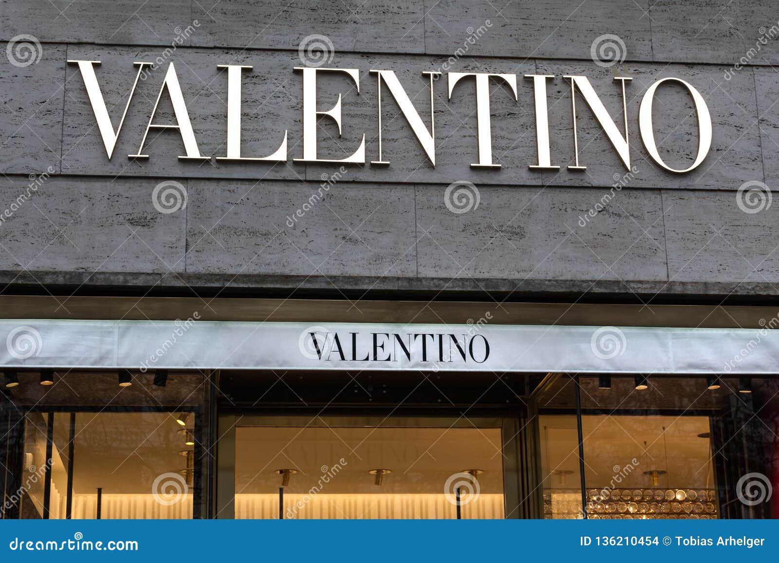 Elendighed morgenmad Ekstrem Berlin, Berlin/germany - 23 12 18: Valentino Sign in Berlin Germany  Editorial Stock Image - Image of berlingermany, building: 136210454