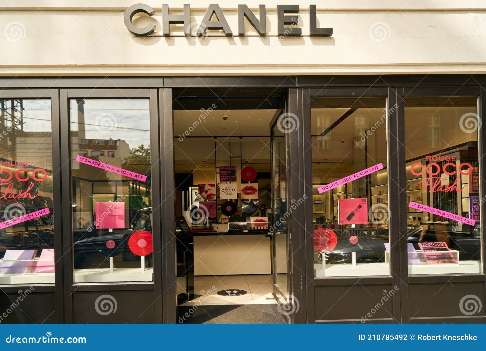 Juillet 2020 : Magasin De La Marque Chanel Avec Porte Ouverte éditorial - Image du logo: 210785492