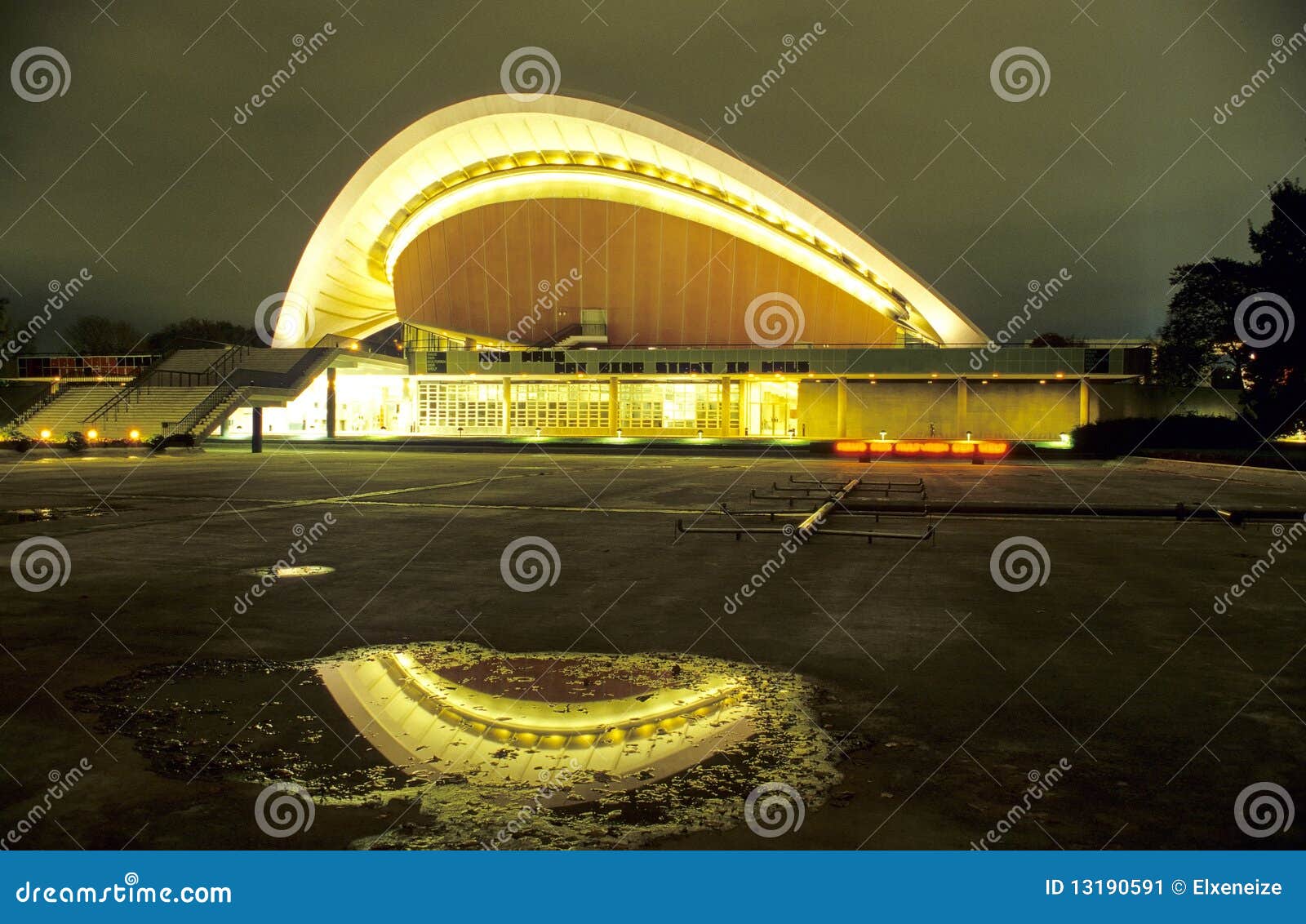 berlinÃÂ´s haus der kulturen der welt at night