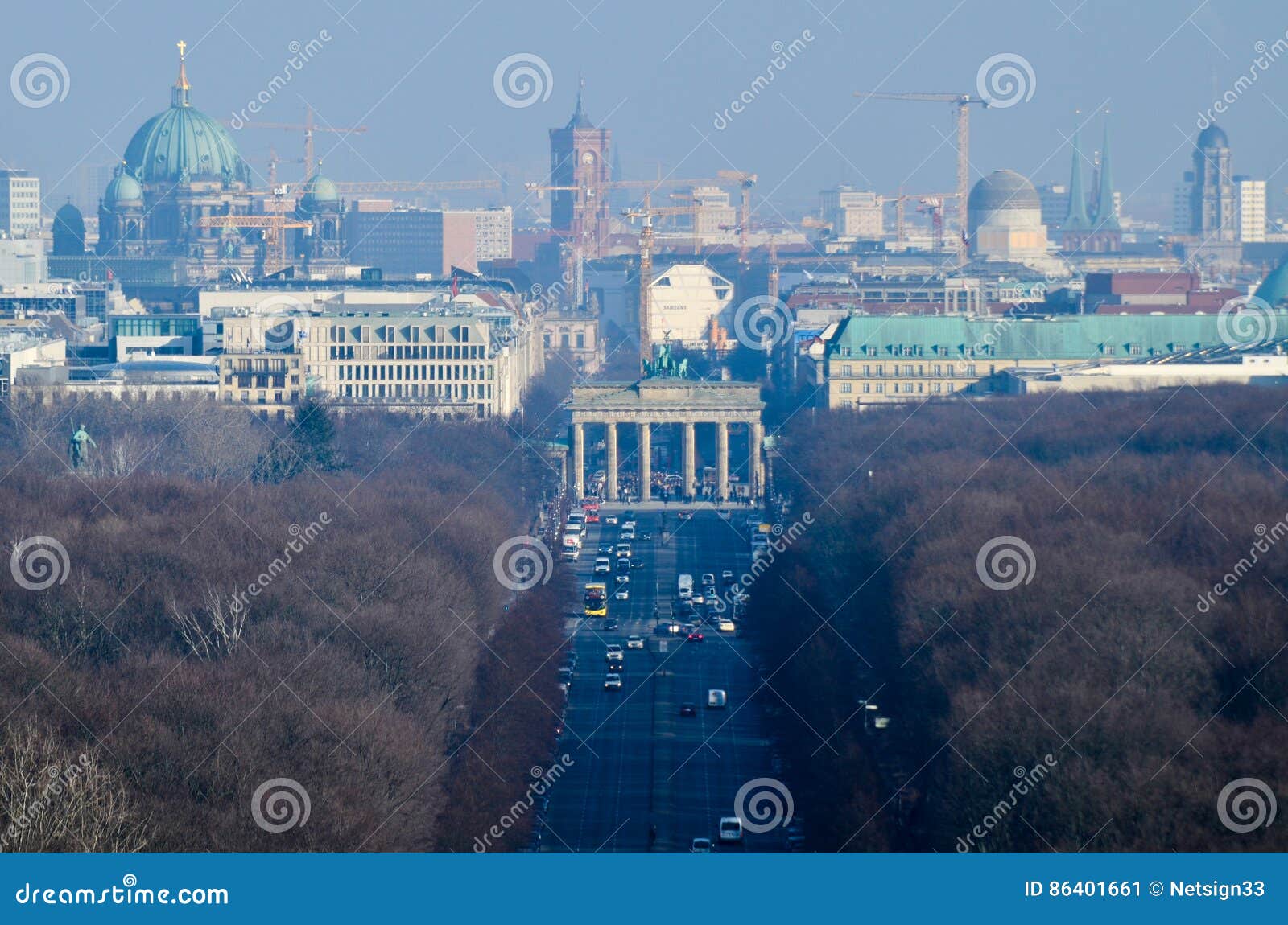 berlin skyline with brandenburger tor zoom