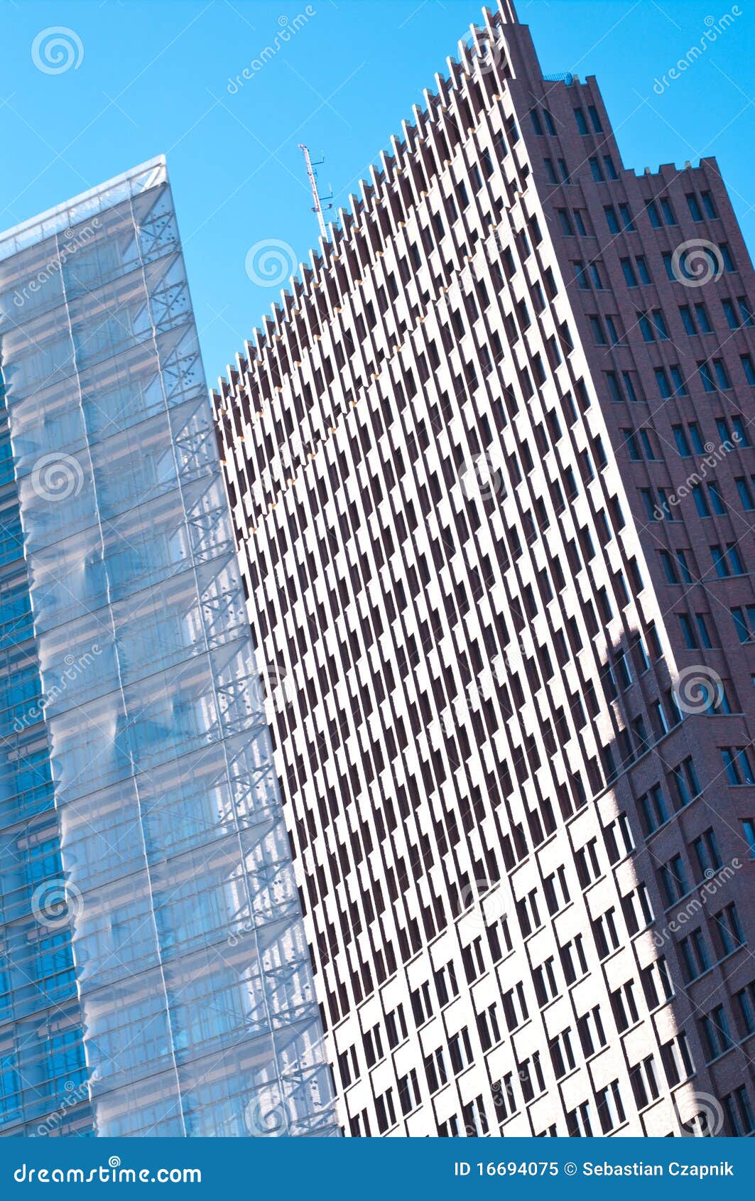 Potsdamer Platz en Berlín, torre de Kollhoff (derecha), Renzo Piano Hochhaus (dejado).