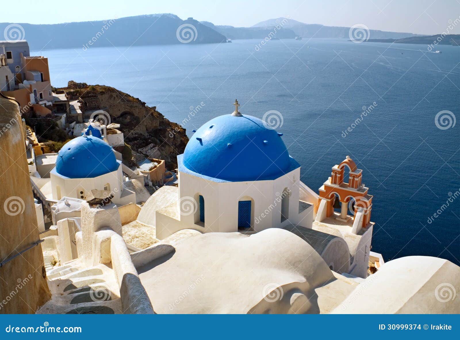 Beroemde mening van Santorini. Beroemde Blauwe Overkoepelde kerken op de calderaachtergrond, Santorini, Griekenland.