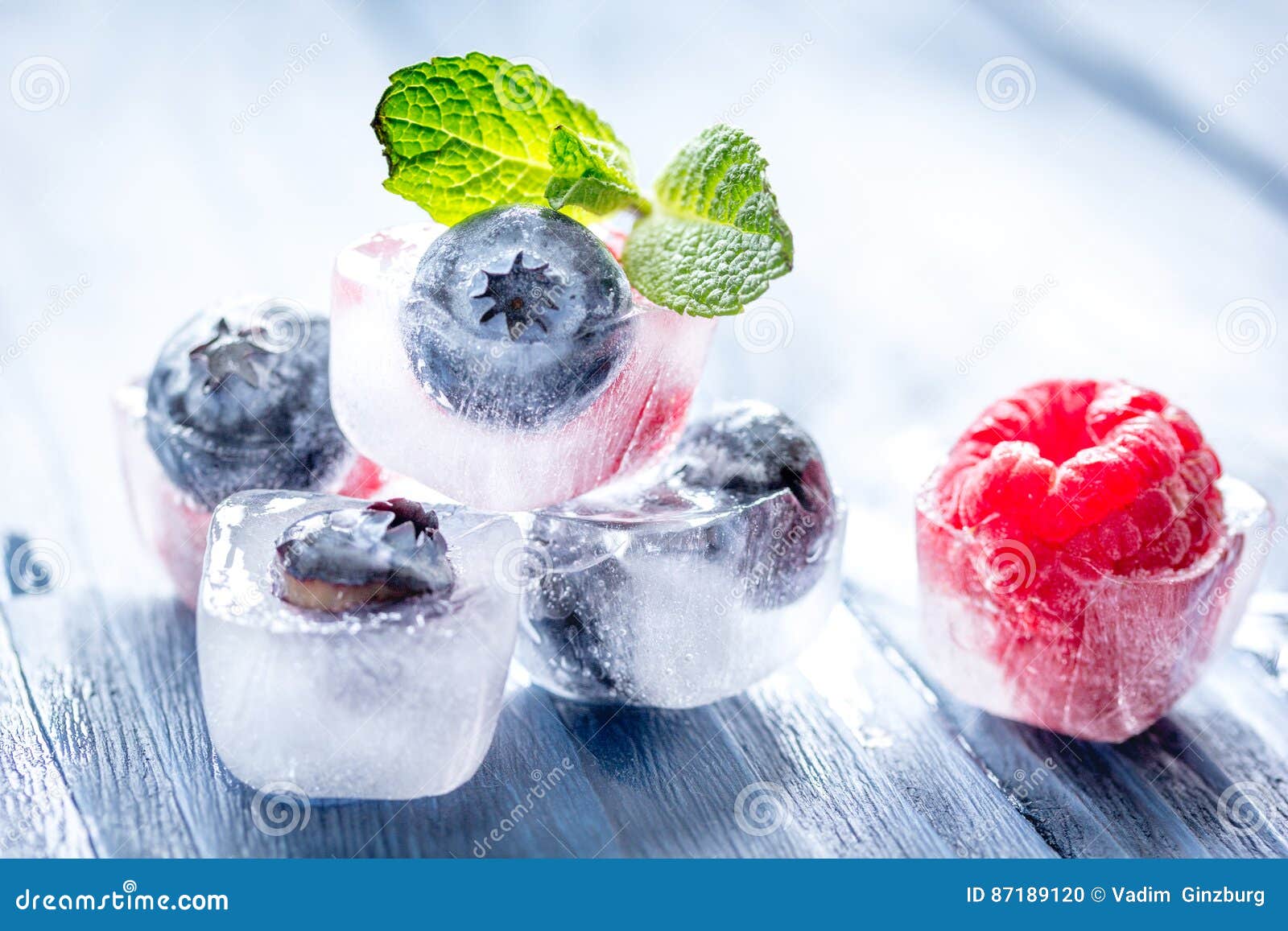 Можно просто заморозить. Ягоды во льду. Фрукты во льду. Замороженные ягоды. Кубики льда с фруктами.