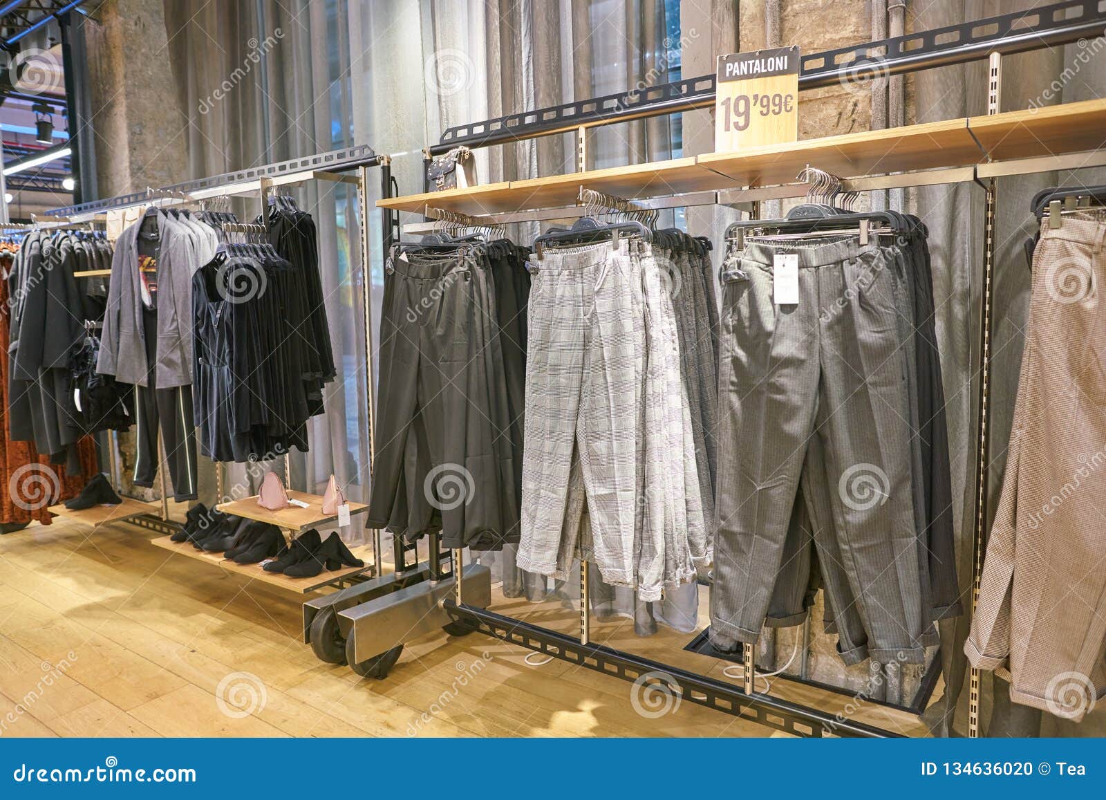 Bershka redactionele afbeelding. Image of kledingwinkel - 134636020