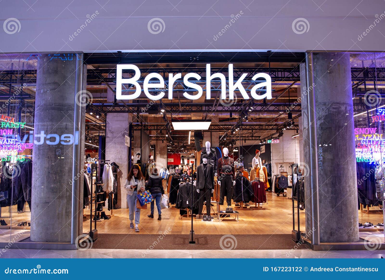 vrachtauto opwinding Merchandising Bershka-Laden redaktionelles stockfotografie. Bild von luxus - 167223122