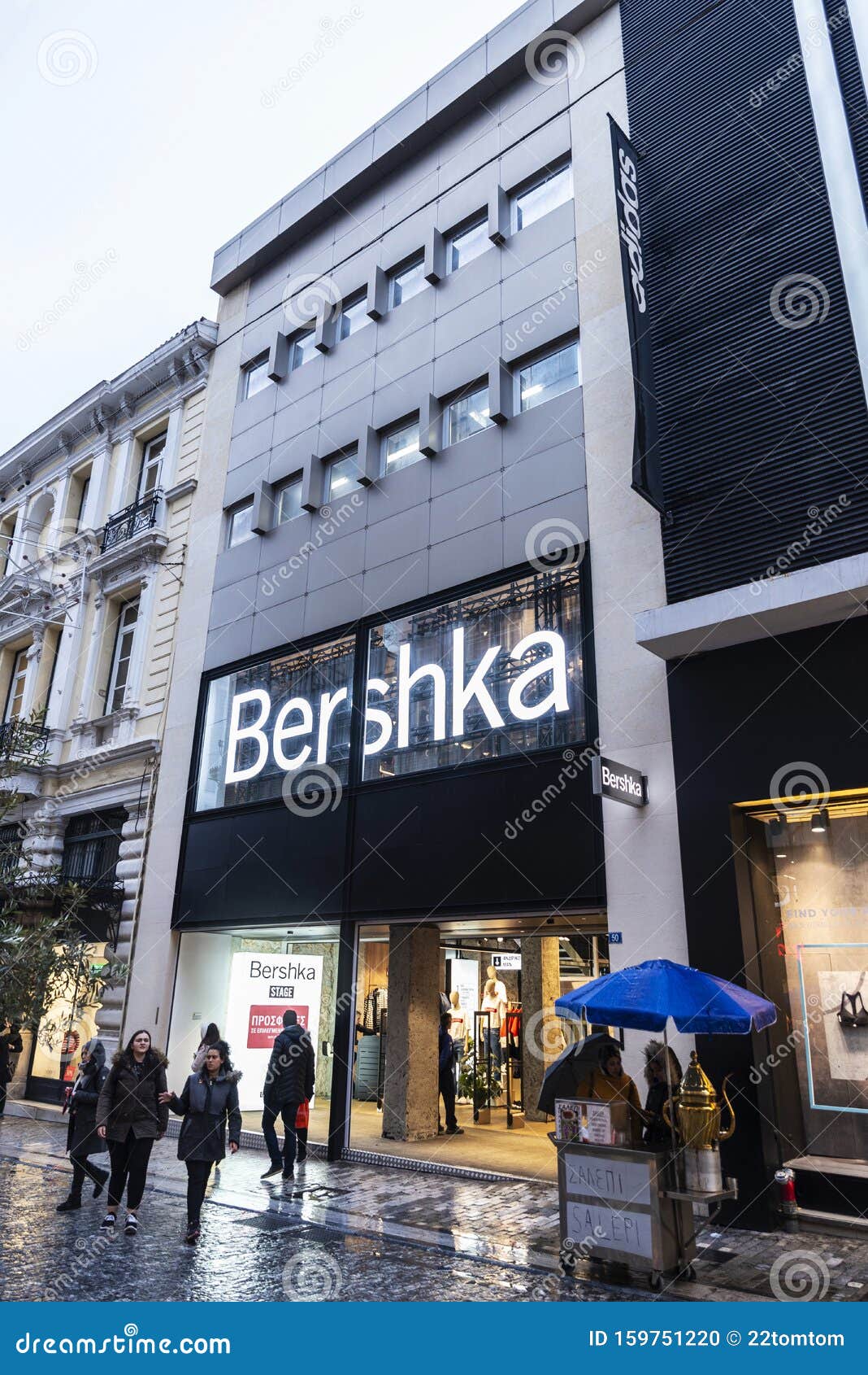 geboren Bediening mogelijk Normaal gesproken Bershka Store at Night in Athens, Greece Editorial Image - Image of design,  retail: 159751220