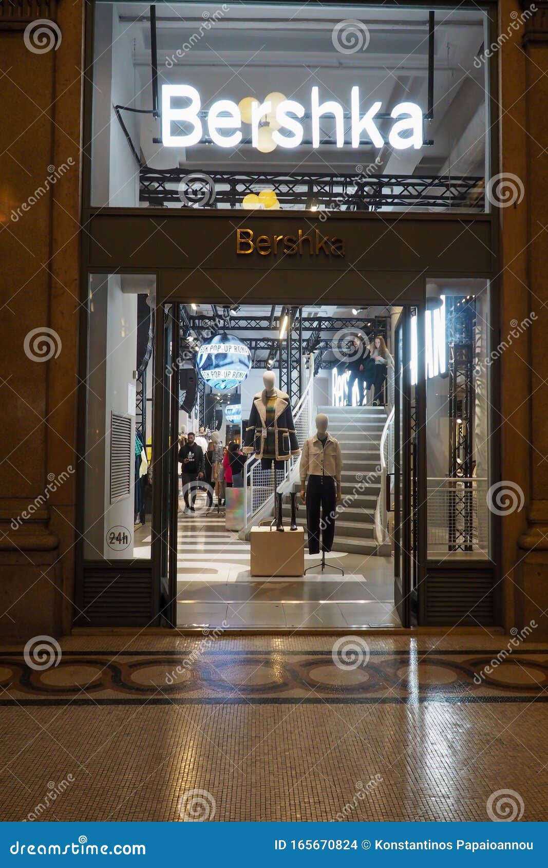Bershka Store a Roma, Italia Immagine Stock Editoriale - Immagine di  negozio, distretto: 165670824