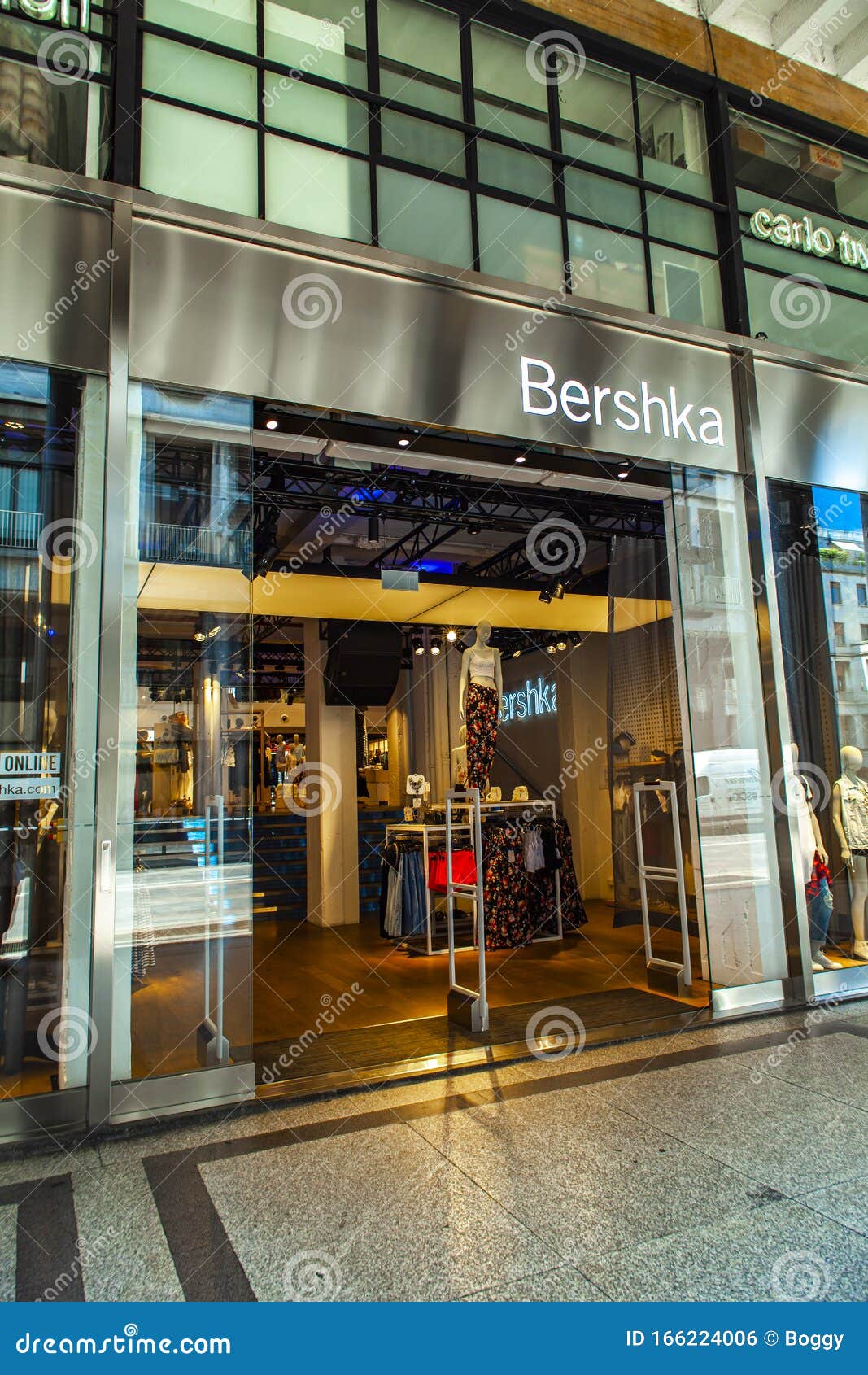 Bershka editorial photo. Image of retailer, - 166224006