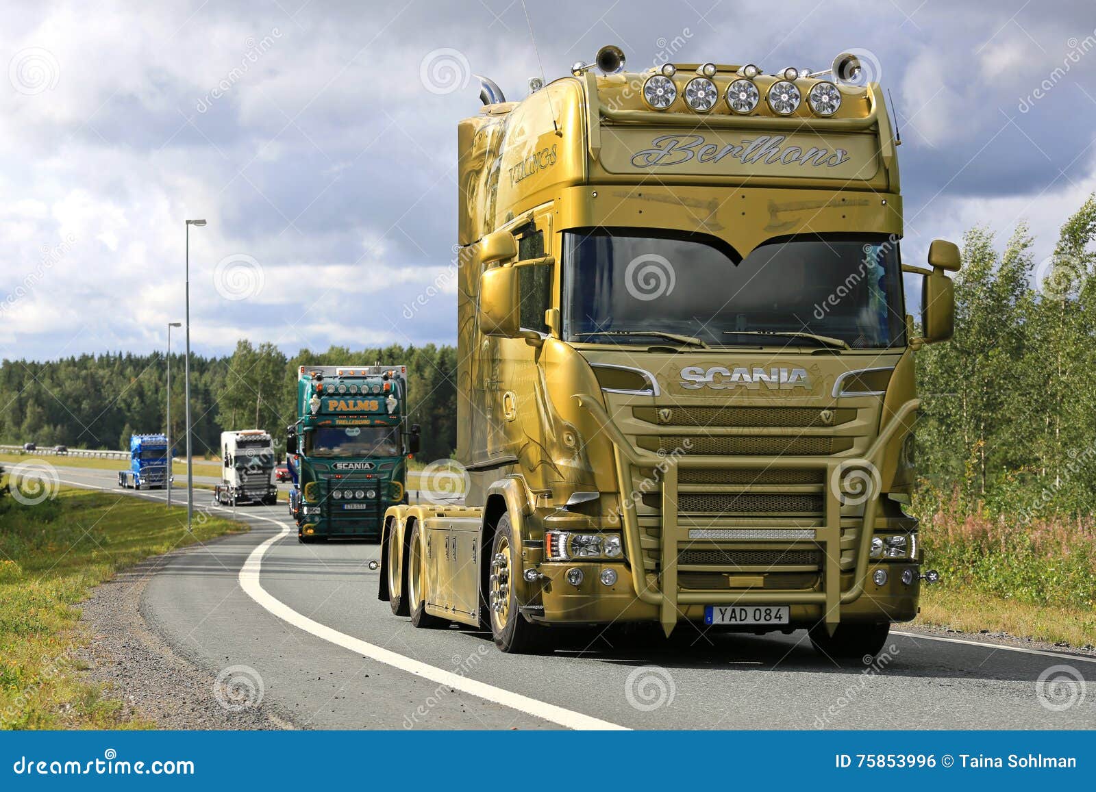 https://thumbs.dreamstime.com/z/berthons-scania-v-vikings-truck-convoy-lempaala-finland-august-longline-moves-along-road-as-part-to-trucking-event-75853996.jpg