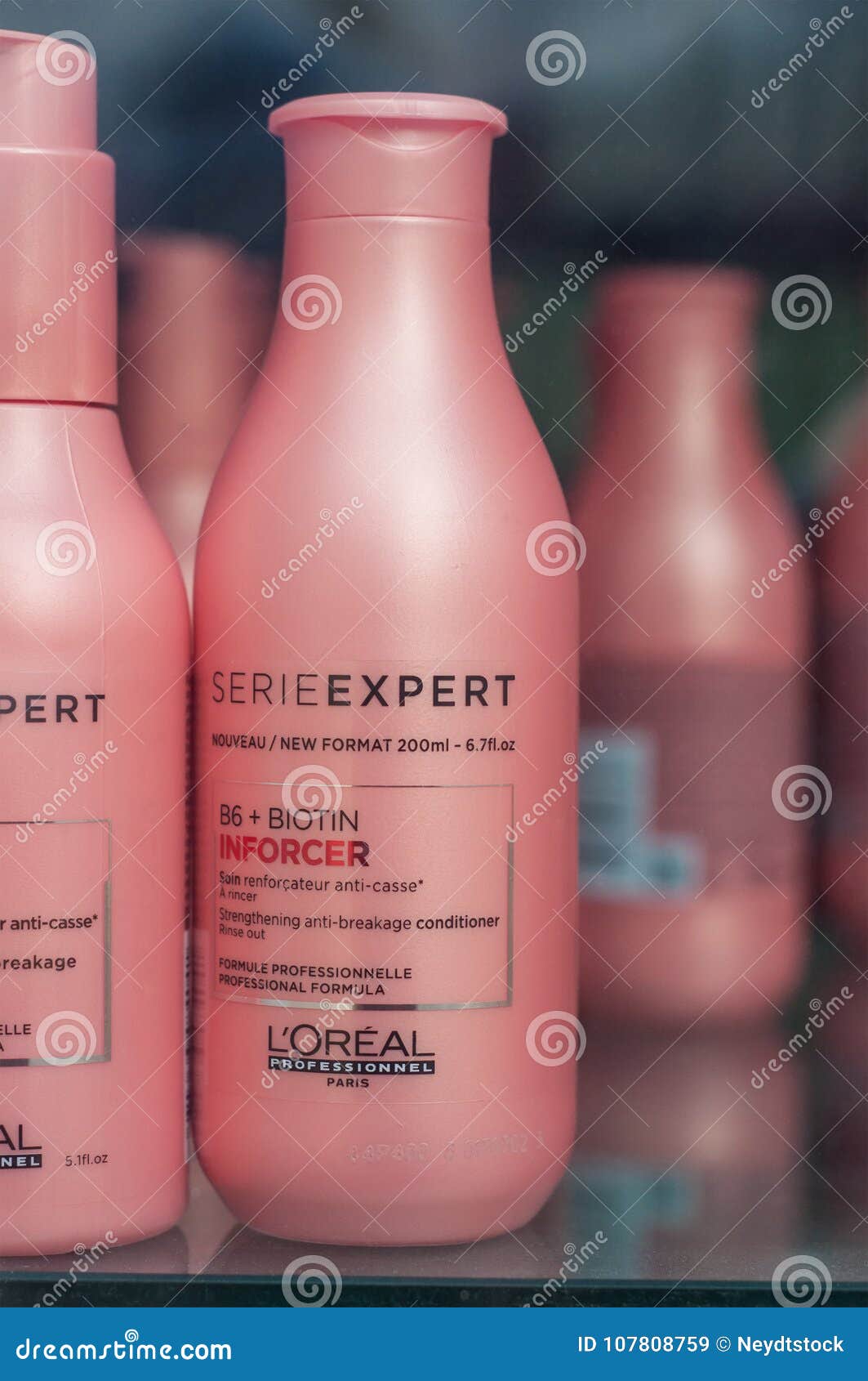 Berufsshampoo Fullt L Das Oreal Der Franzosische Fuhrer In Der Welt In Den Kosmetik Am Friseur Ab Redaktionelles Stockbild Bild Von Friseur Berufsshampoo