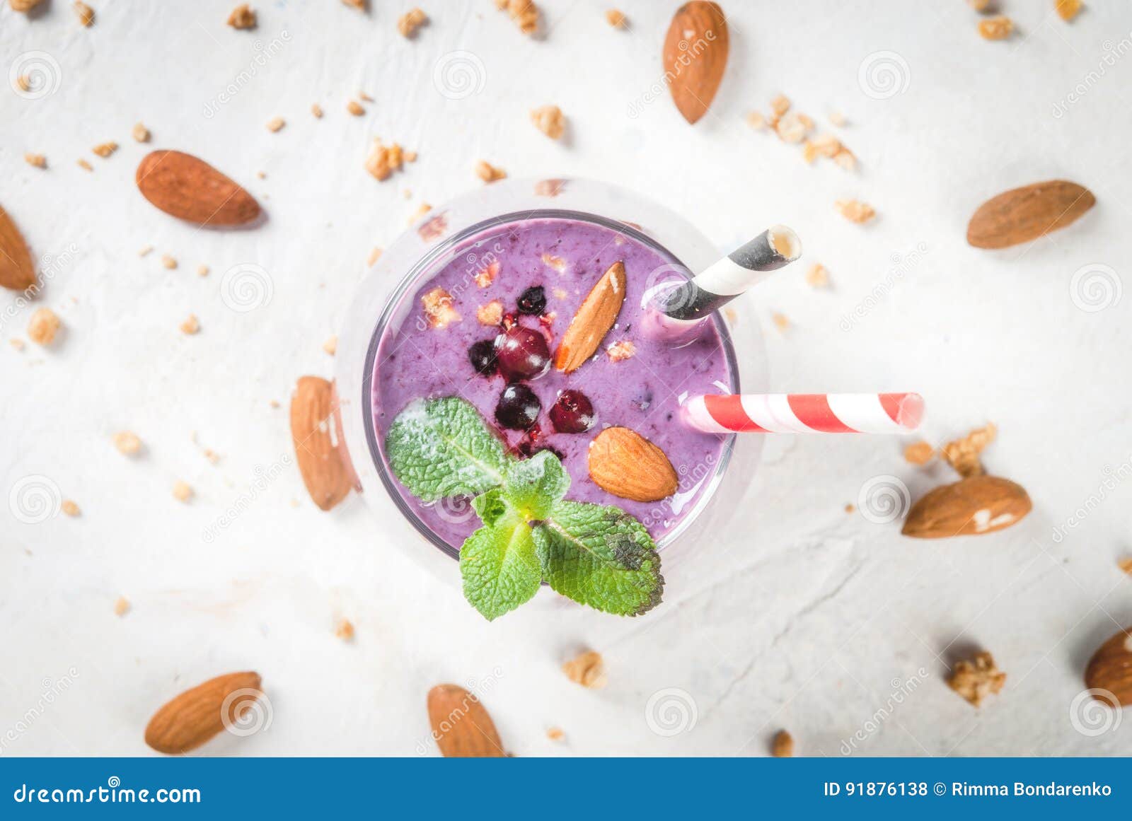 Bes smoothies met granola stock foto. Image of voedsel 91876138