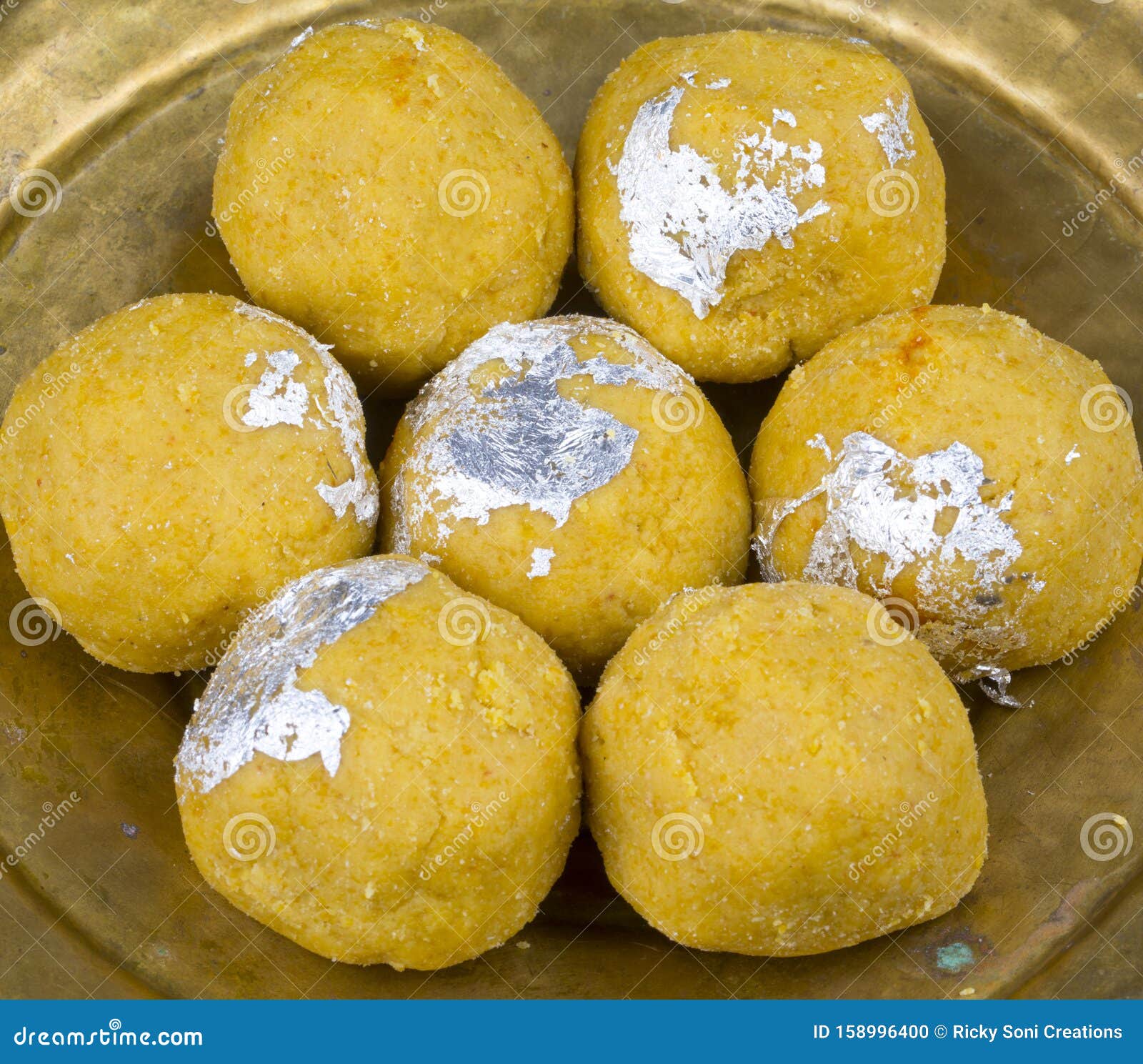 Ladoo De Coco De Alimentos Tradicionais Amarelos Tradicionais Da Índia, Com  Fundo Branco Imagem de Stock - Imagem de vegetariano, tradicional: 159022001