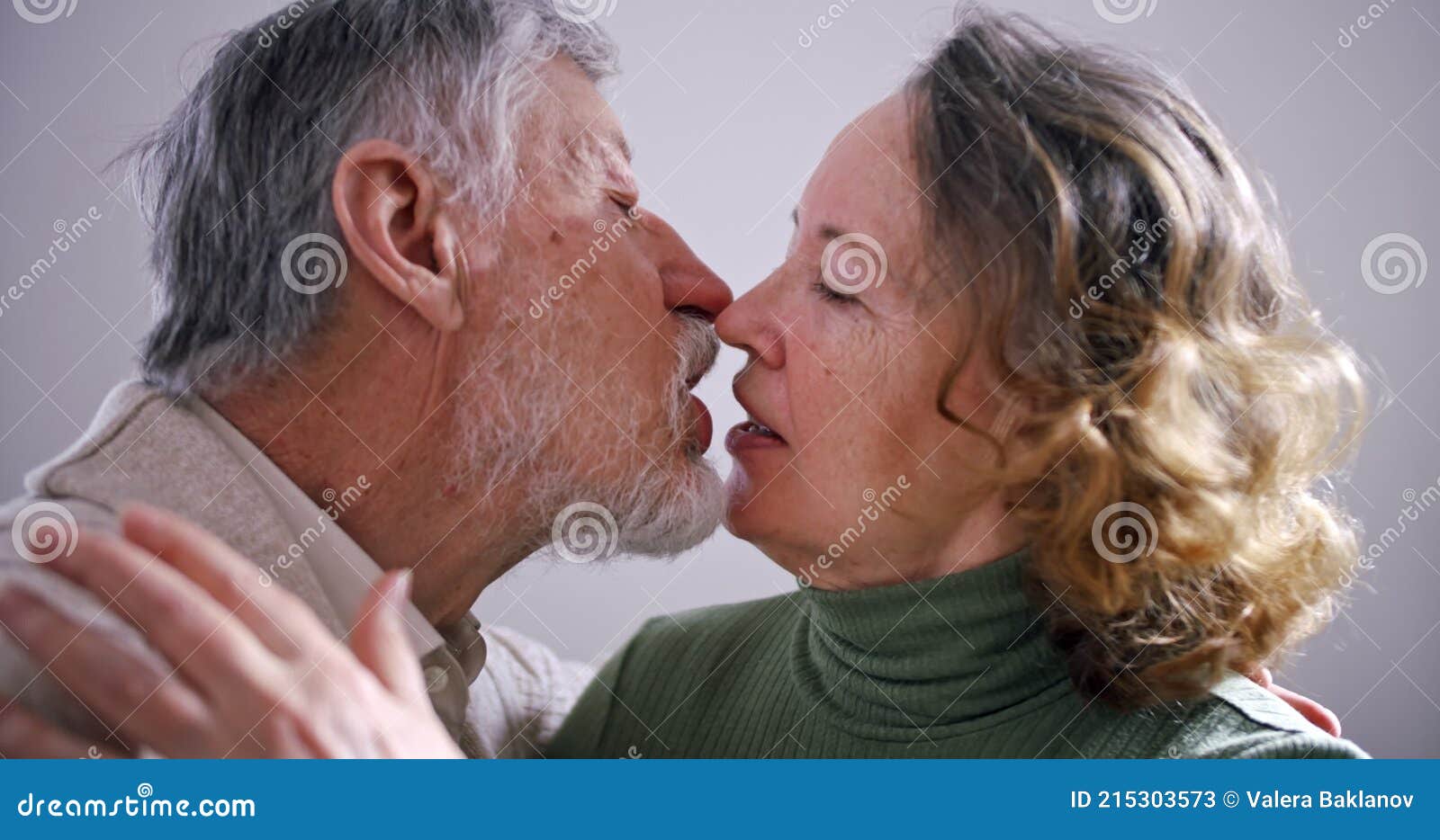 Besar a Una Pareja De Ancianos. Un Viejo Marido Y Una Mujer Se Besan En Los Labios Foto