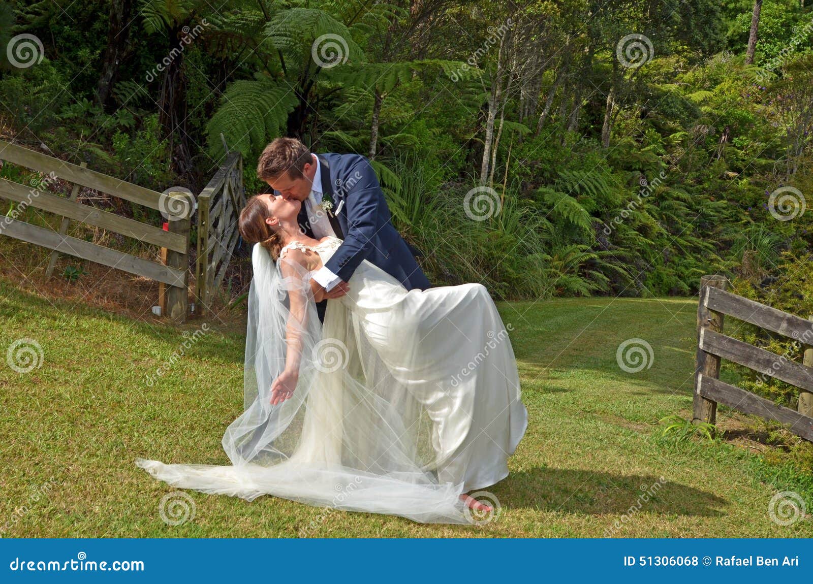 Где муж и жена целовались. Жена муж свадьба поцелуй. Муж и жена целуются на свадьбе. Муж целует жену свадьба. Когда муж жена целуюца.