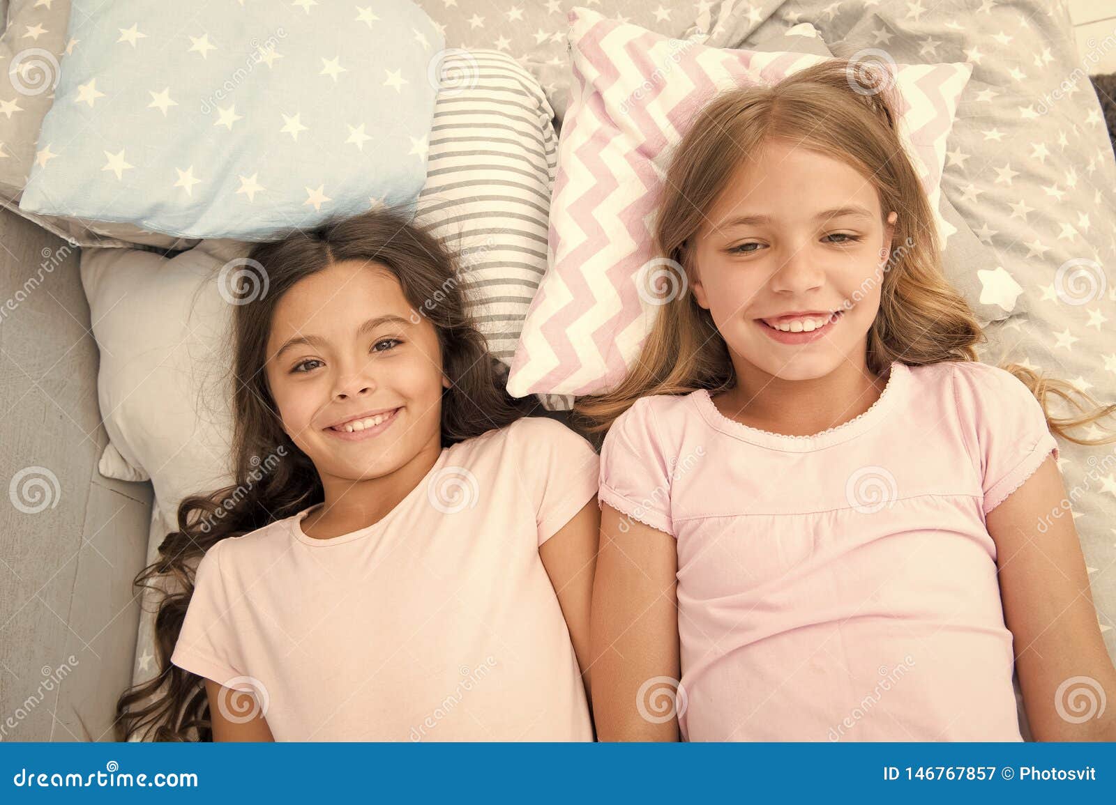 Best Friends Forever. Girls Children Lay on Bed with Cute Pillows Top ...