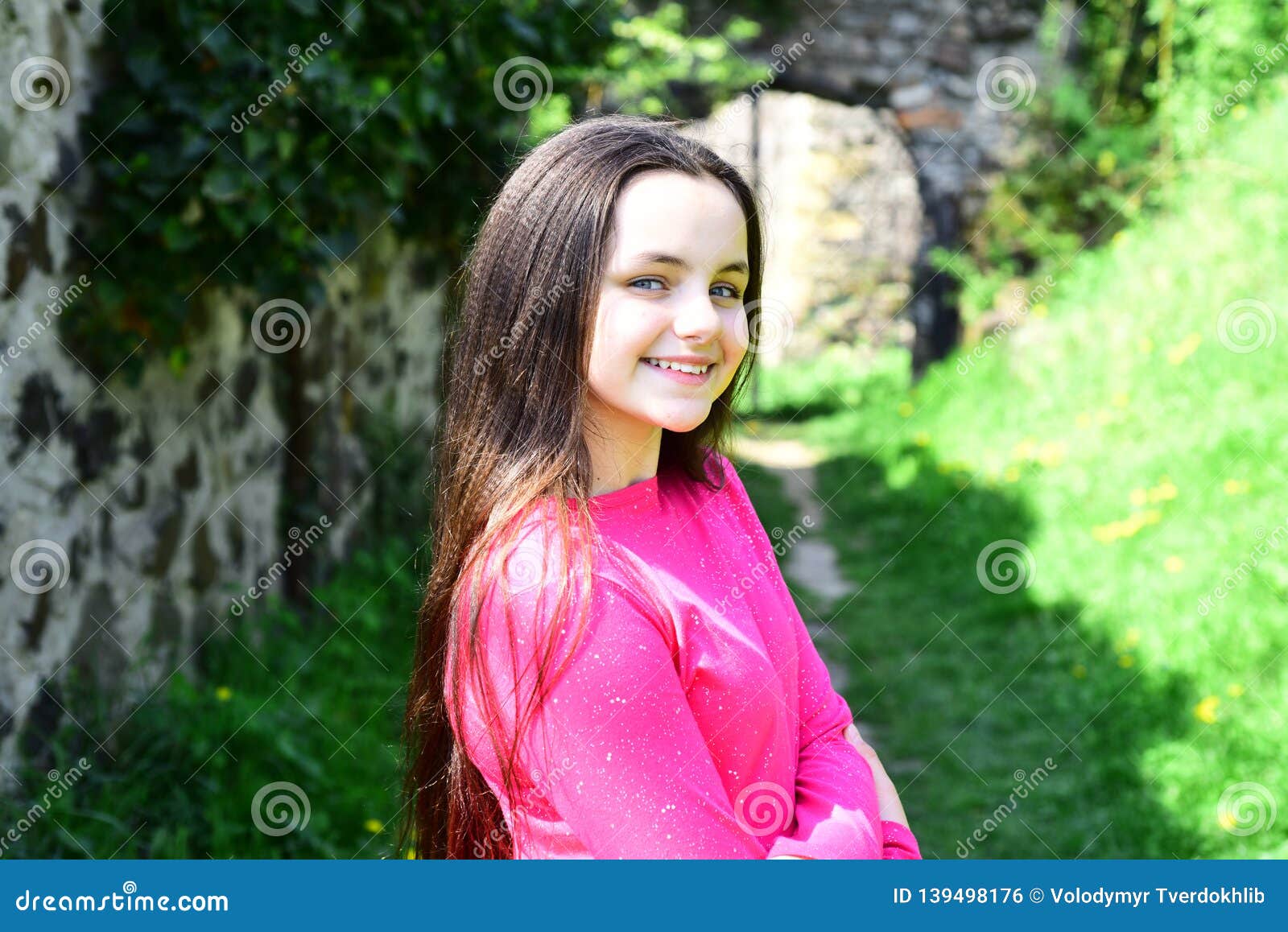 Best Look of Long Hair. Pretty Girl with Natural Straight Hairstyle on  Spring Day Stock Photo - Image of routine, small: 139498176