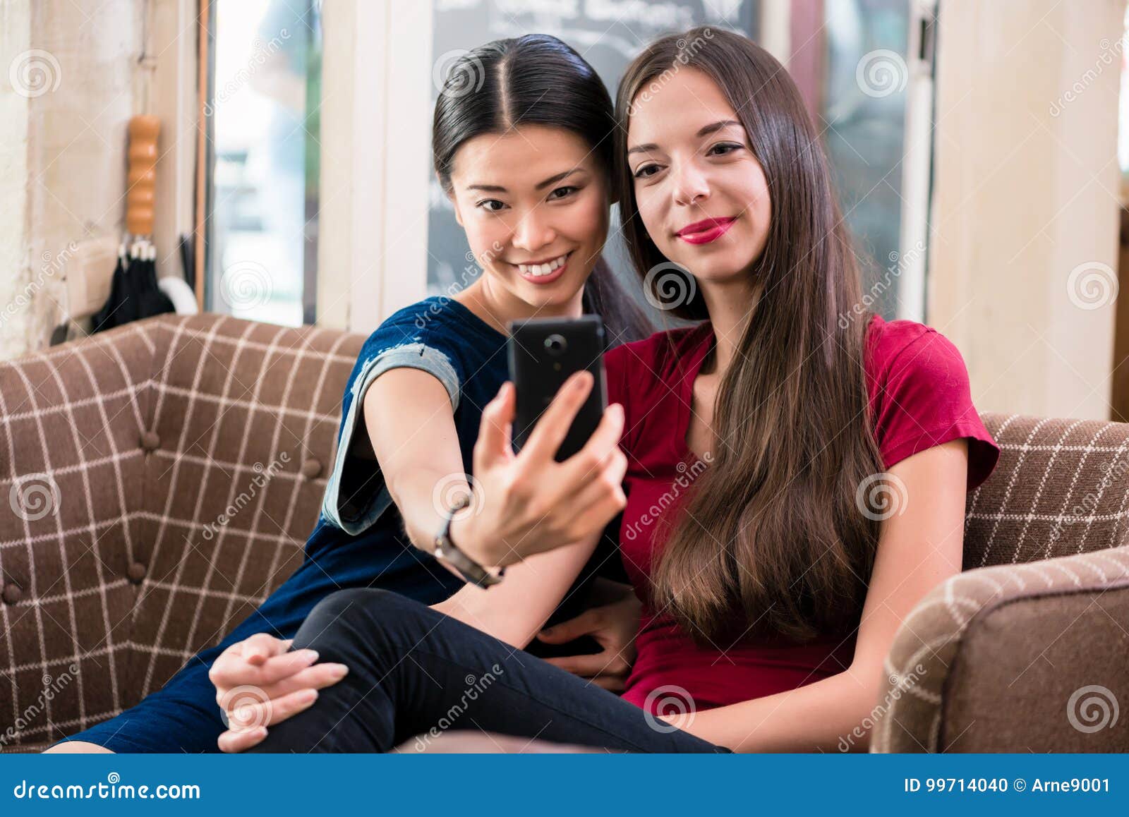 Beste Freunde, Die Zuhause Selfie Bilder Machen Stockfoto