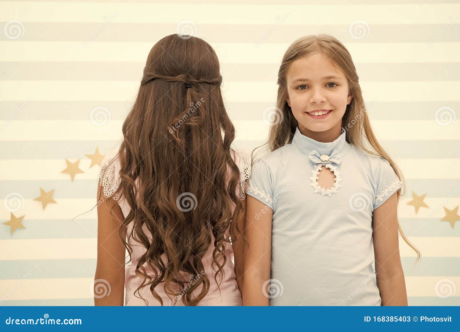 Beste Haarstijlen Voor Lang Haar Kleine Meisjes Lange Brunette- En Blondvloeken in De Verachtelijke Kleine Kindere Stock Afbeelding - Image of vrienden, verzorging: 168385403